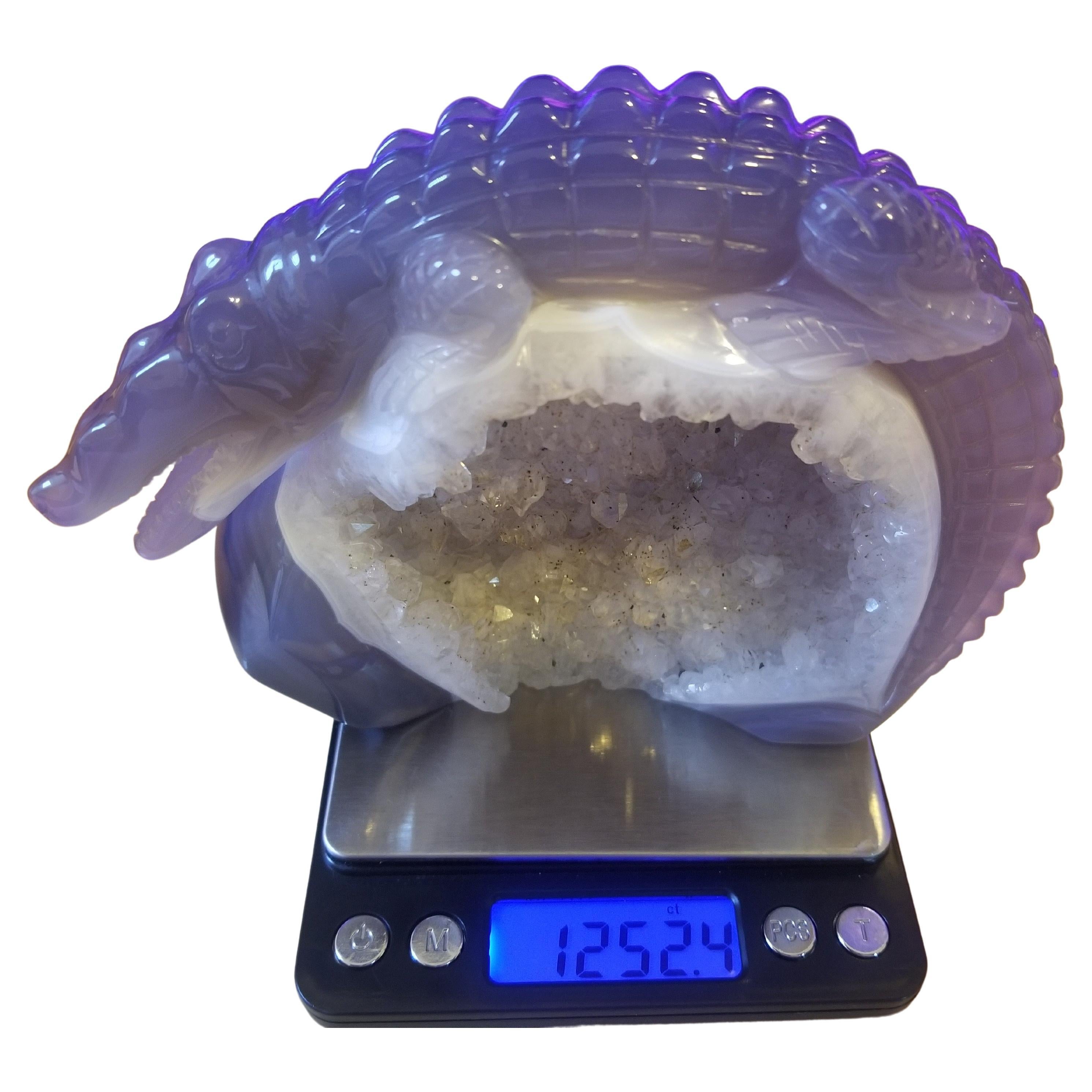 Seltene 1252 Karat lila Achat-Geode-Krokodil-Skulptur-Schnitzerei im Angebot