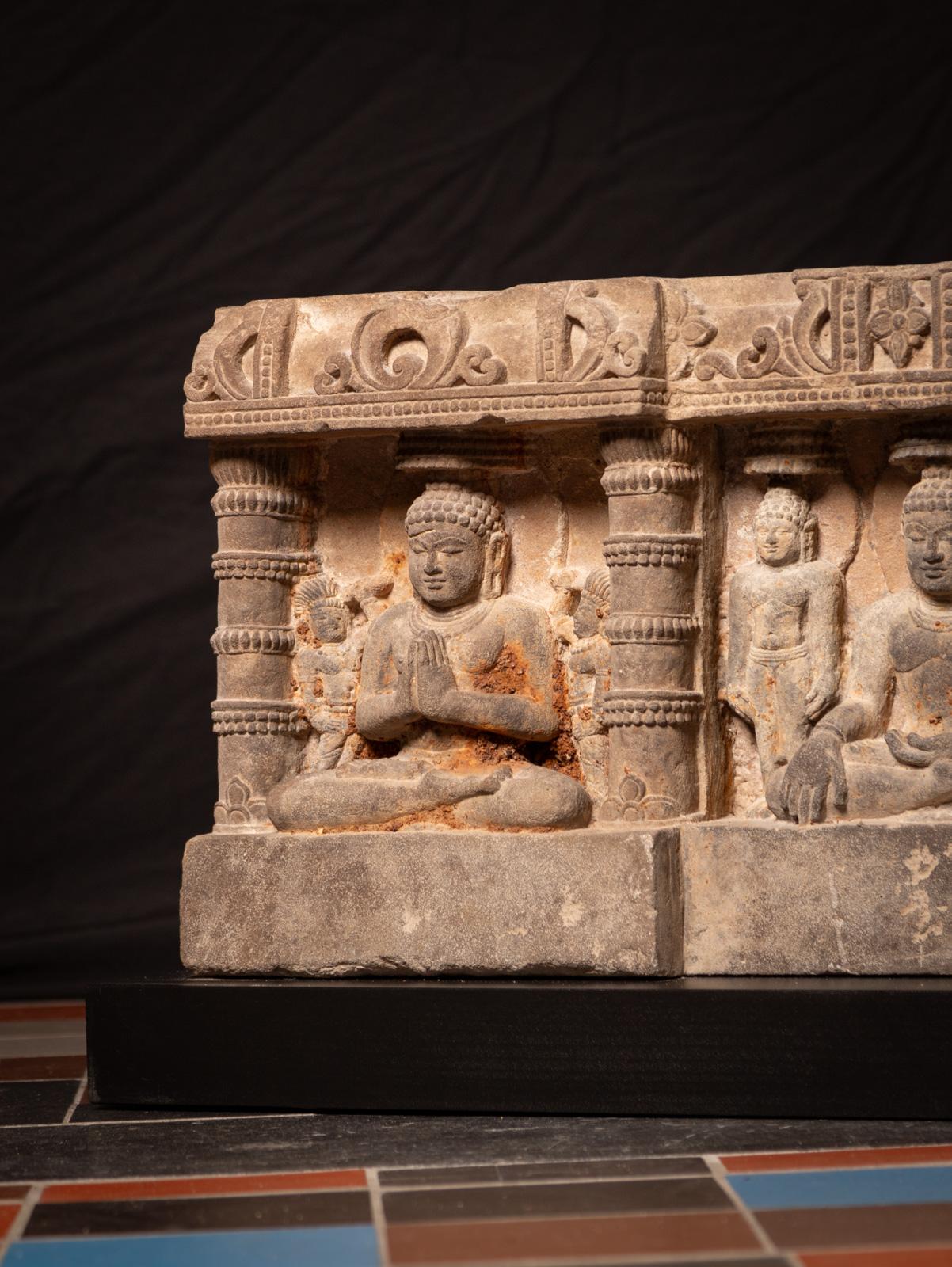 Rare panneau en grès du XIVe siècle avec cinq statues de Bouddha de l'Inde en vente 4