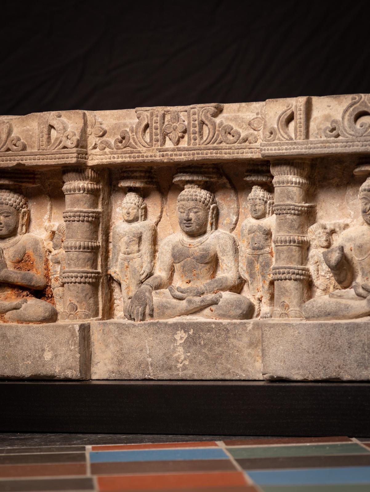 Rare panneau en grès du XIVe siècle avec cinq statues de Bouddha de l'Inde en vente 5