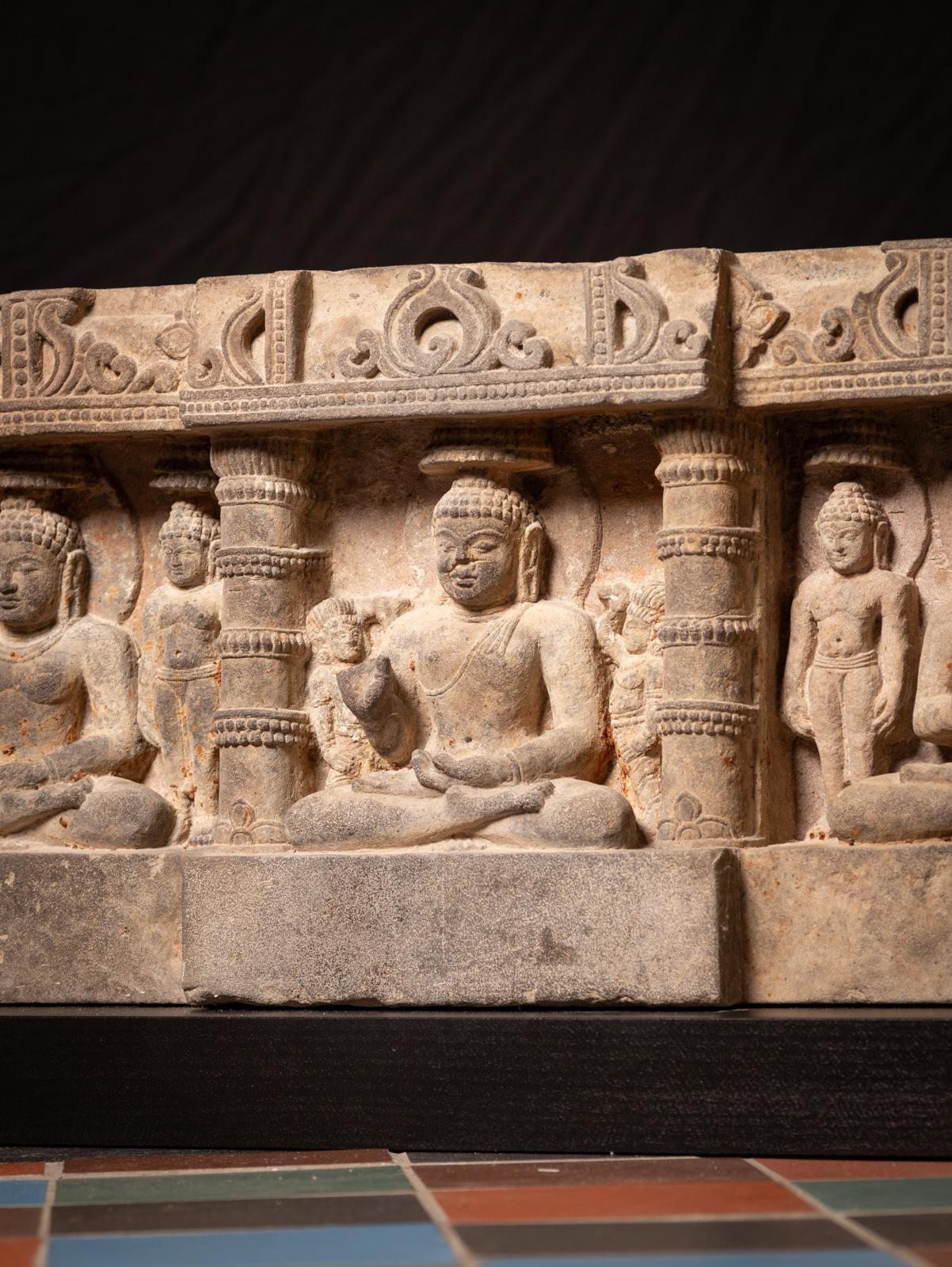Rare panneau en grès du XIVe siècle avec cinq statues de Bouddha de l'Inde en vente 6