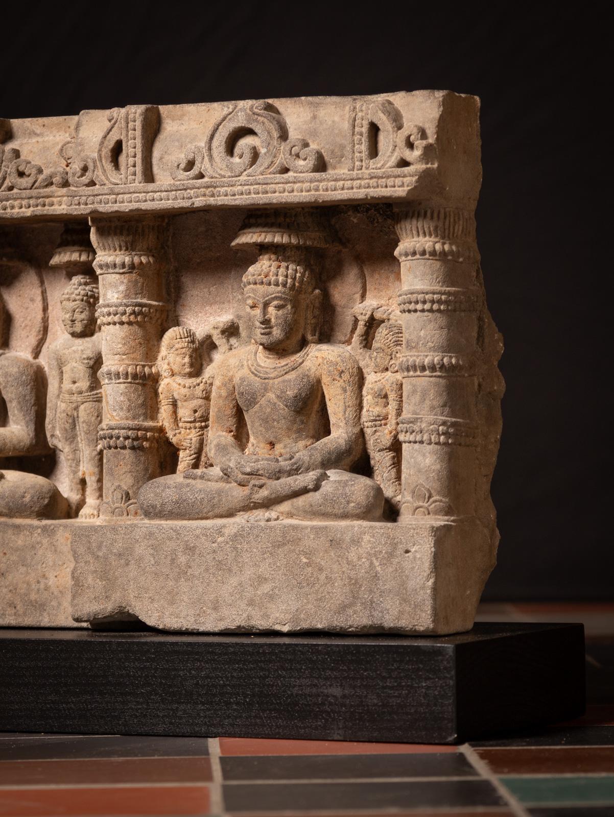 Rare panneau en grès du XIVe siècle avec cinq statues de Bouddha de l'Inde en vente 7