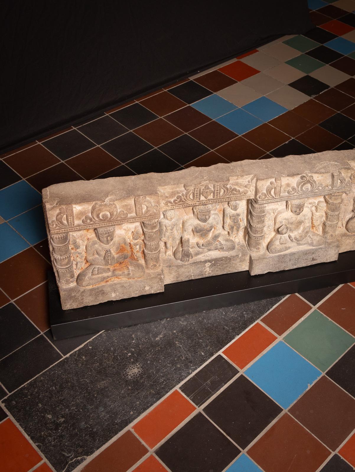 Rare panneau en grès du XIVe siècle avec cinq statues de Bouddha de l'Inde en vente 8