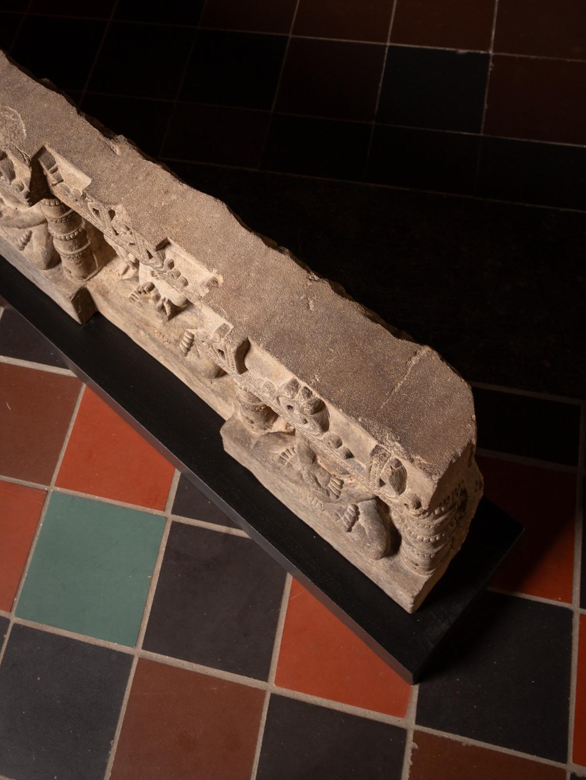 Rare panneau en grès du XIVe siècle avec cinq statues de Bouddha de l'Inde en vente 9