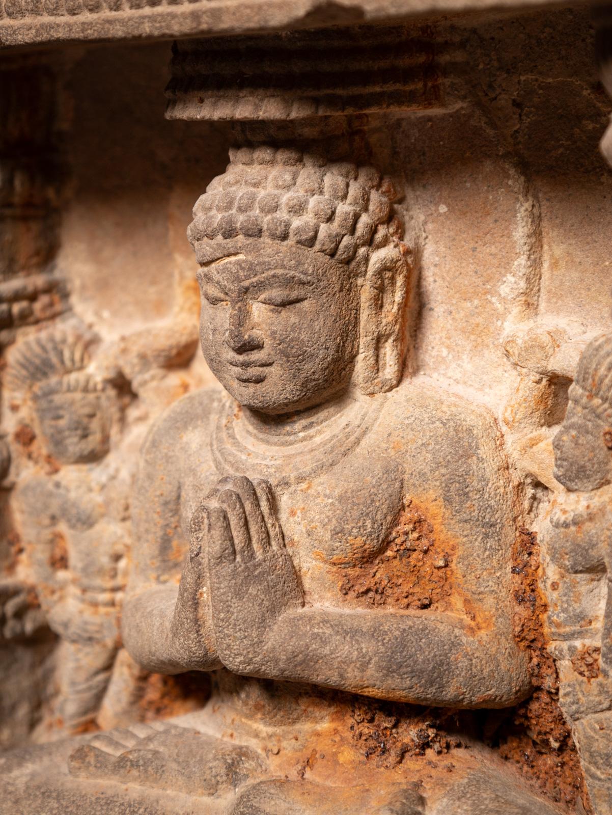Rare panneau en grès du XIVe siècle avec cinq statues de Bouddha de l'Inde en vente 10