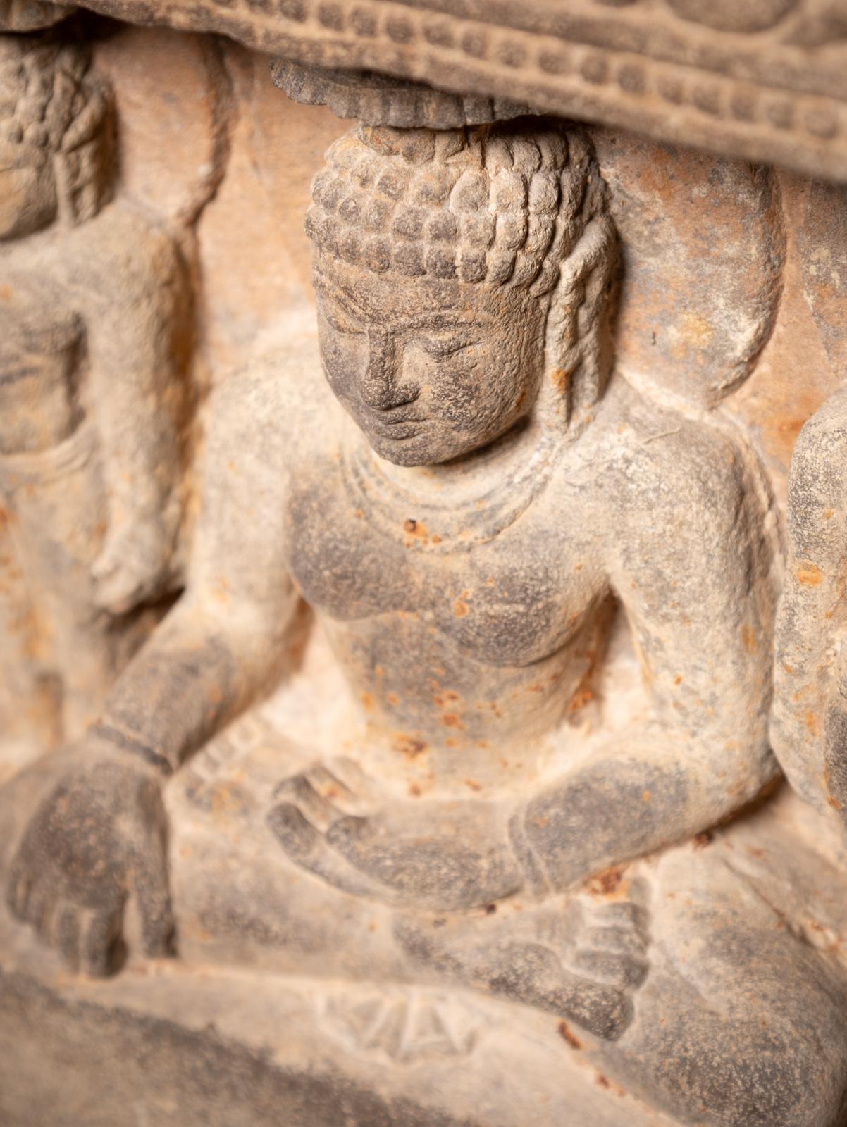Rare panneau en grès du XIVe siècle avec cinq statues de Bouddha de l'Inde en vente 11