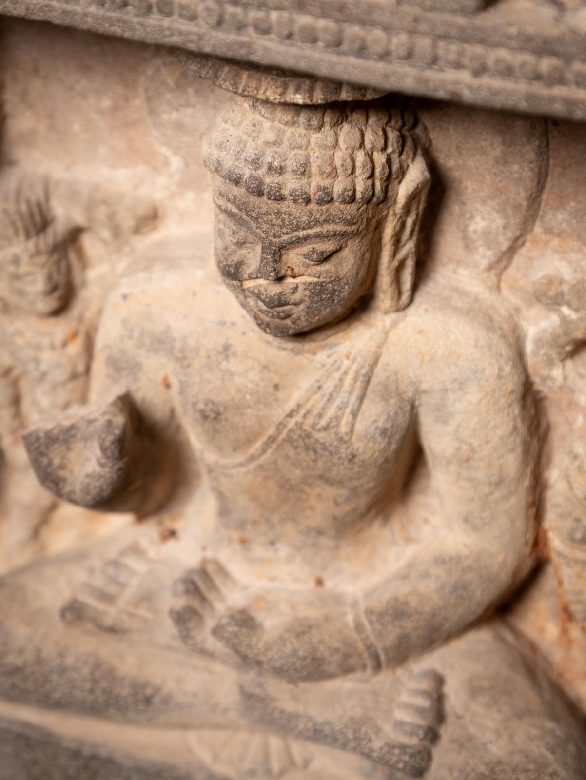 Rare panneau en grès du XIVe siècle avec cinq statues de Bouddha de l'Inde en vente 12