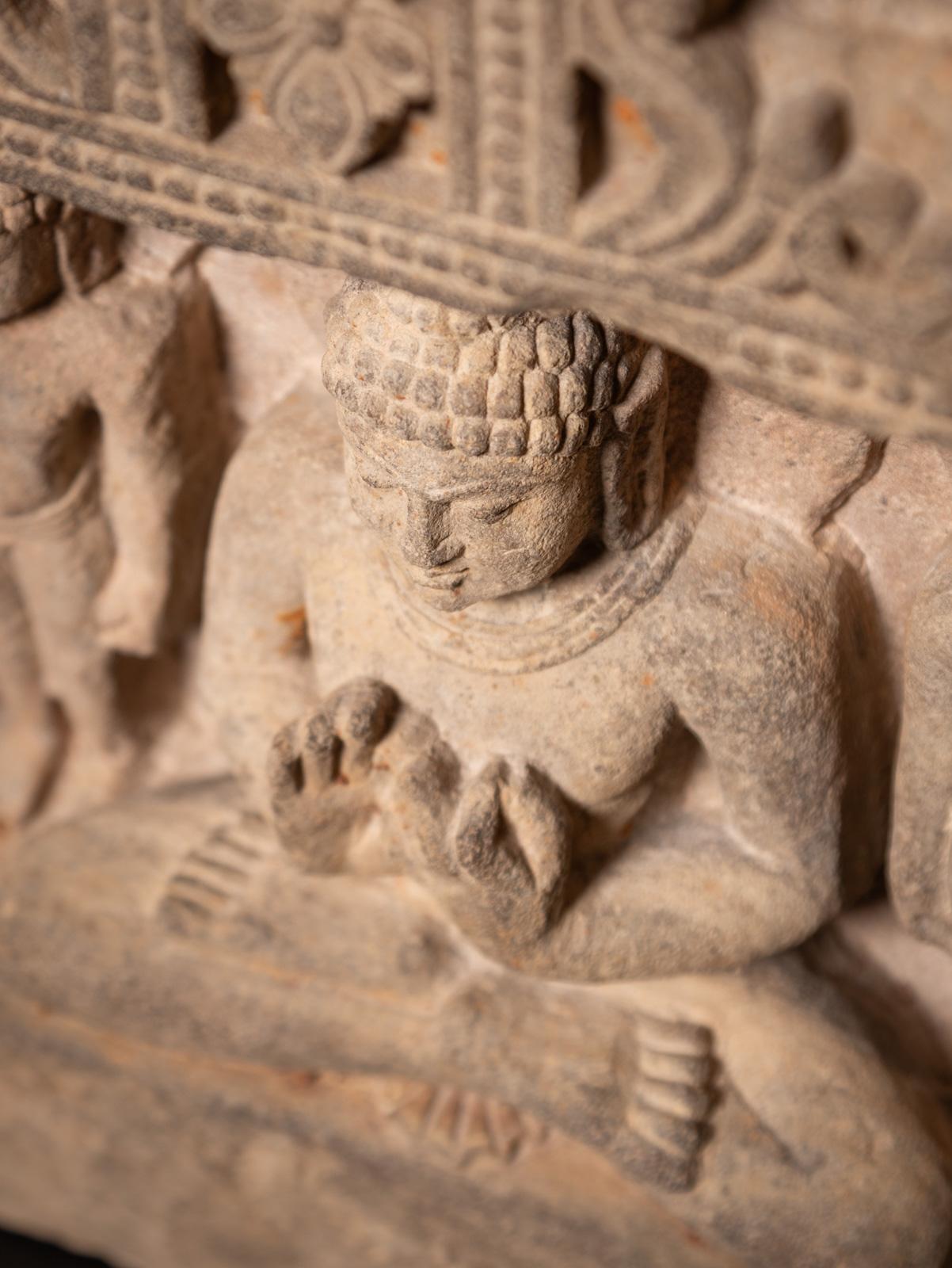 Rare panneau en grès du XIVe siècle avec cinq statues de Bouddha de l'Inde en vente 13