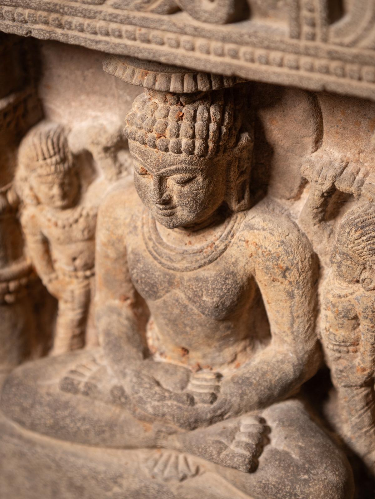 Rare panneau en grès du XIVe siècle avec cinq statues de Bouddha de l'Inde en vente 14