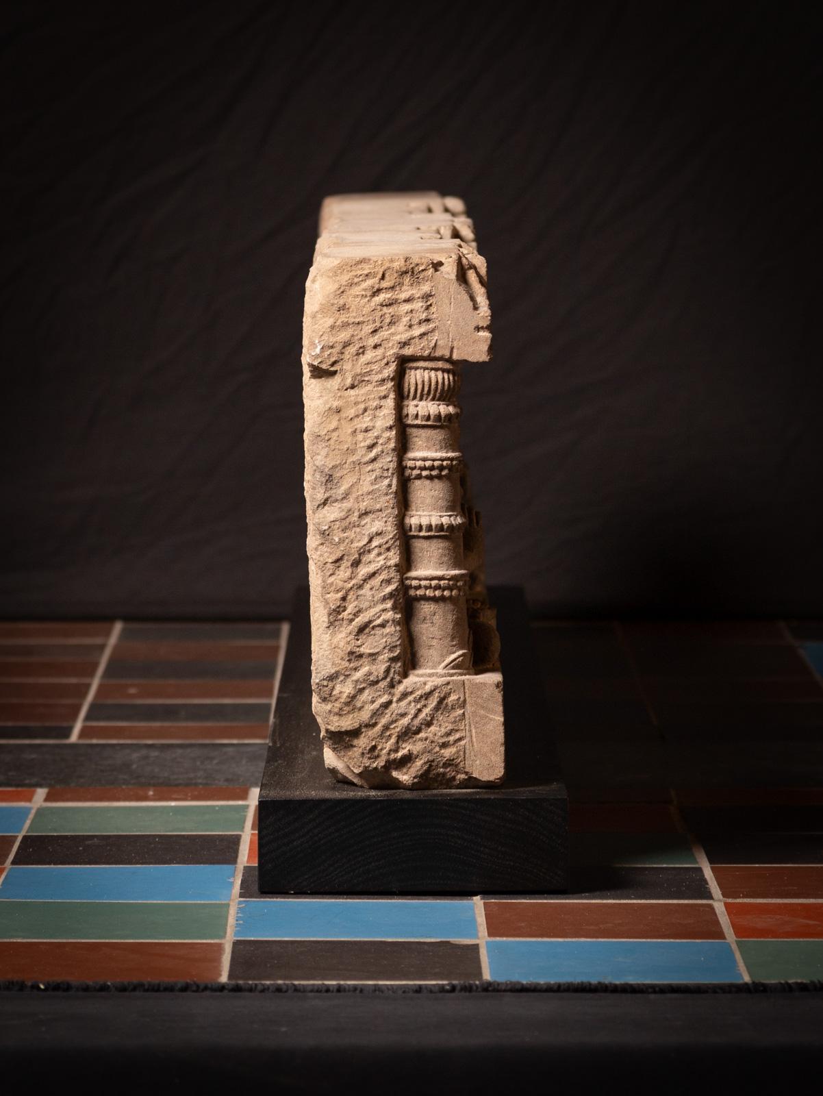 Indien Rare panneau en grès du XIVe siècle avec cinq statues de Bouddha de l'Inde en vente