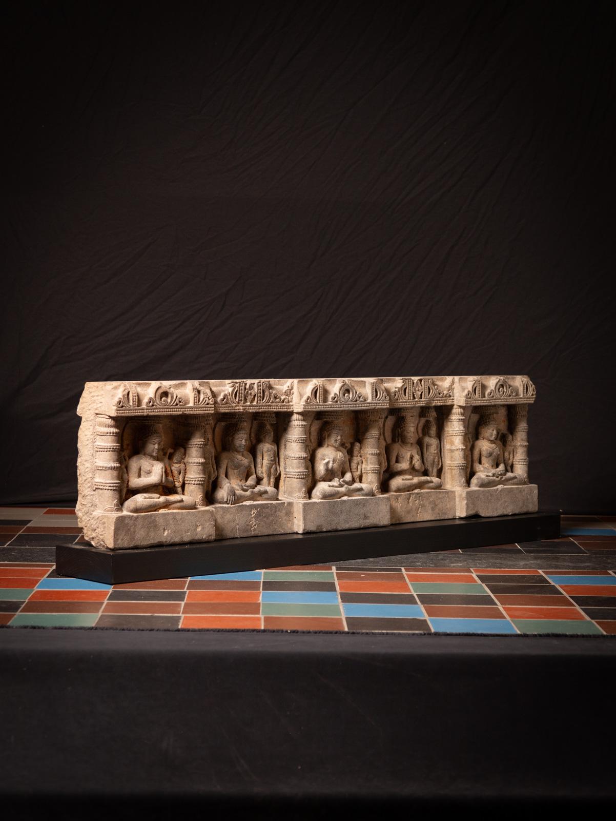Rare panneau en grès du XIVe siècle avec cinq statues de Bouddha de l'Inde Bon état - En vente à DEVENTER, NL