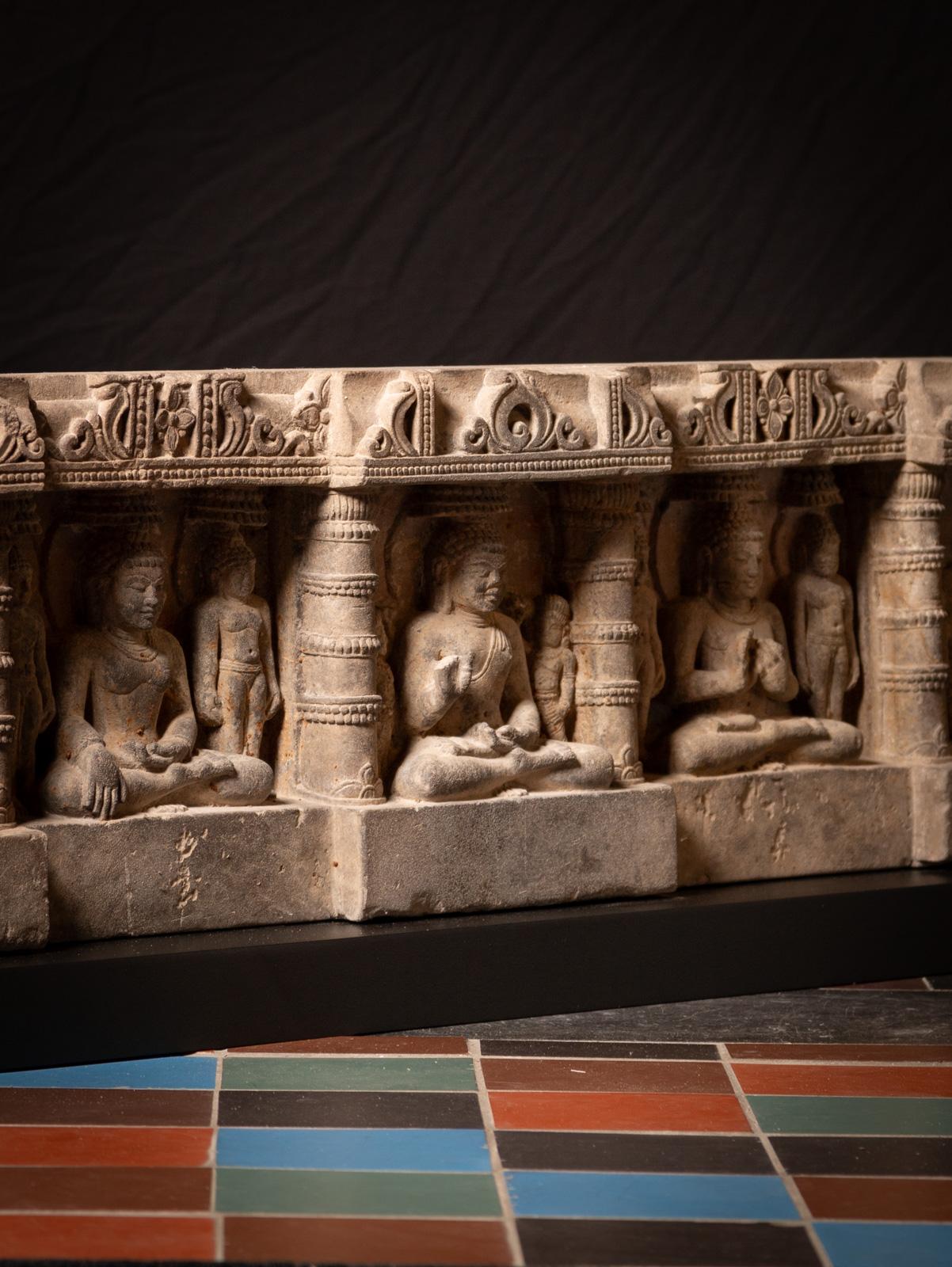 XVIIIe siècle et antérieur Rare panneau en grès du XIVe siècle avec cinq statues de Bouddha de l'Inde en vente