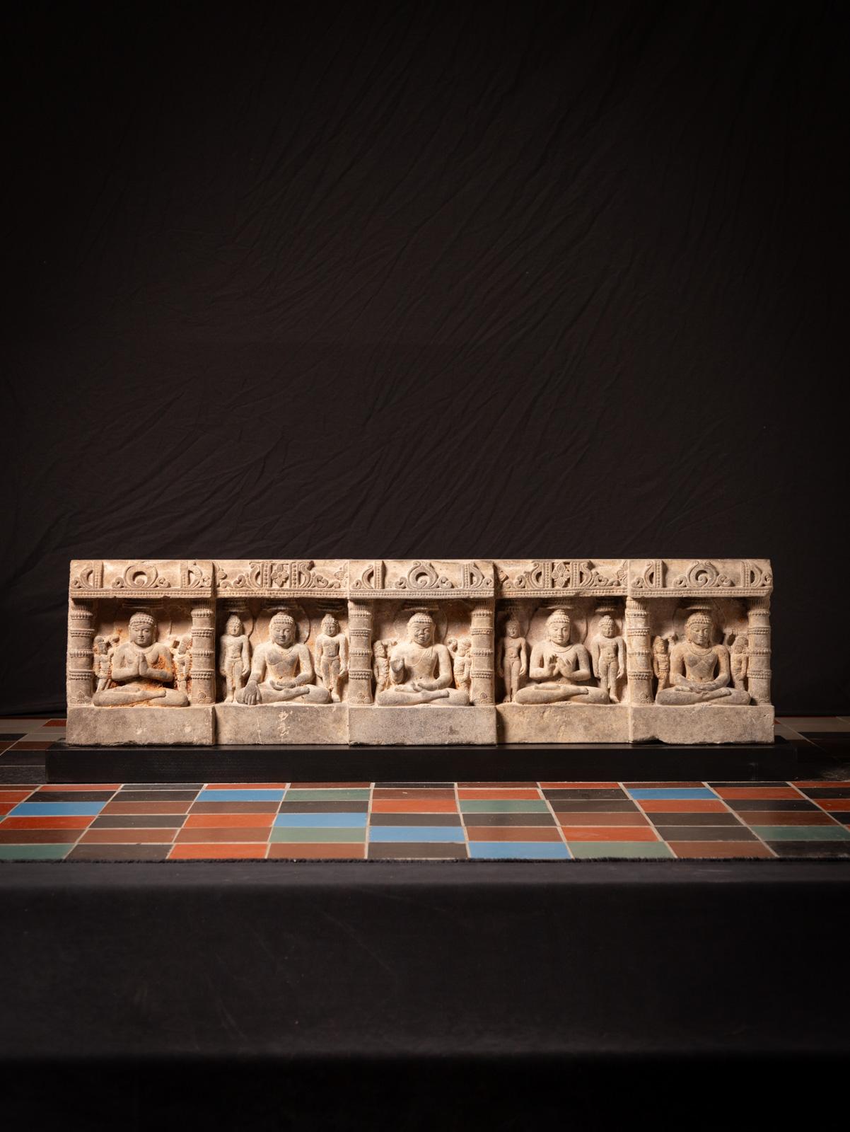 Grès Rare panneau en grès du XIVe siècle avec cinq statues de Bouddha de l'Inde en vente