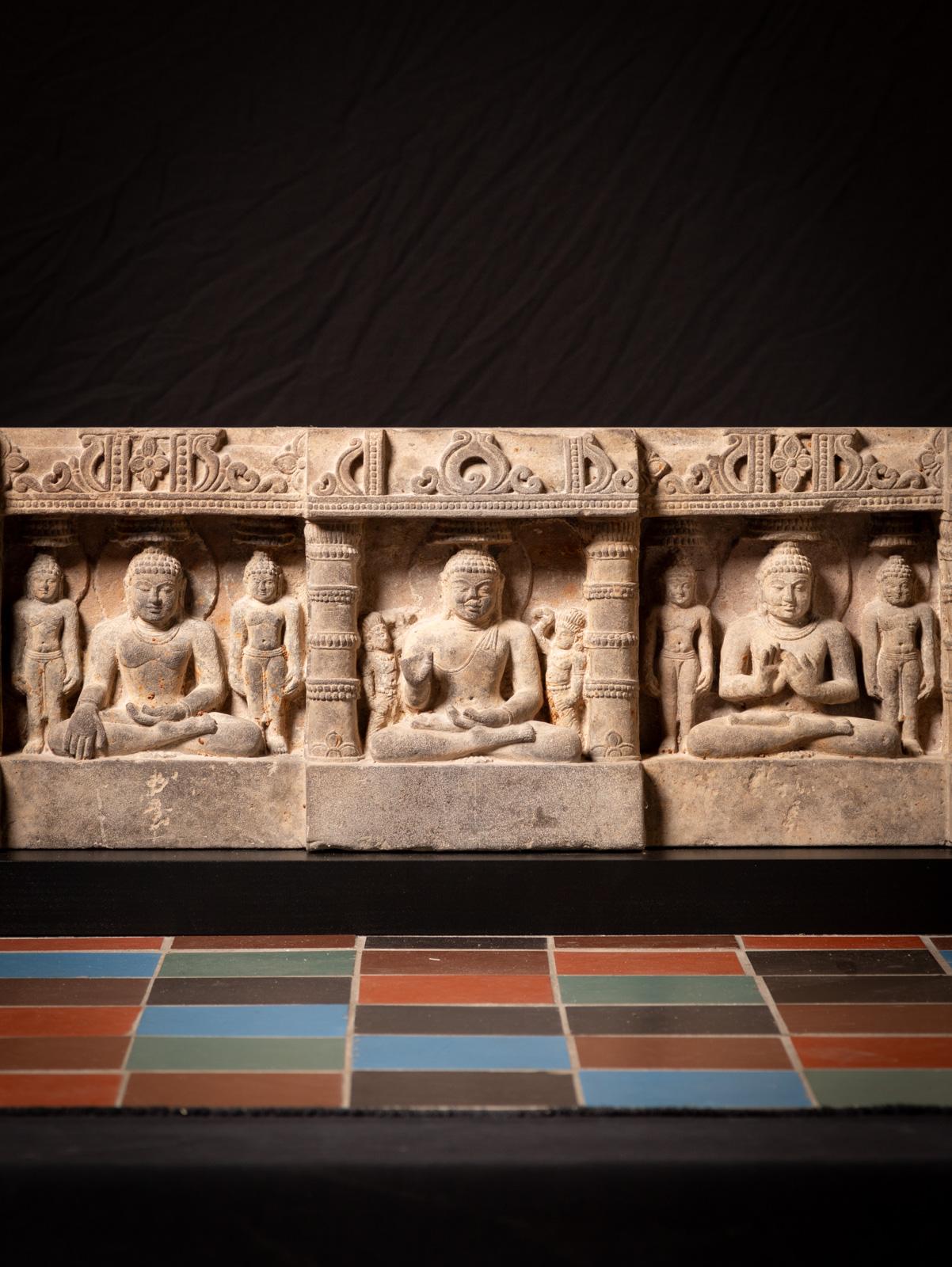 Rare panneau en grès du XIVe siècle avec cinq statues de Bouddha de l'Inde en vente 1