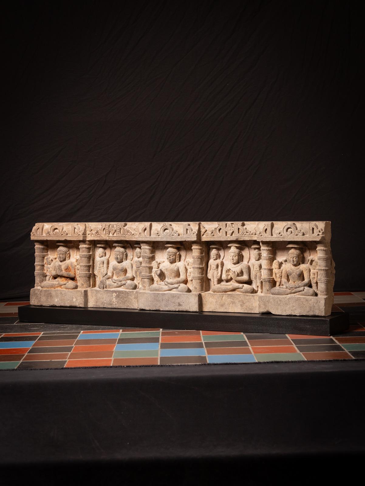 Rare panneau en grès du XIVe siècle avec cinq statues de Bouddha de l'Inde en vente 2