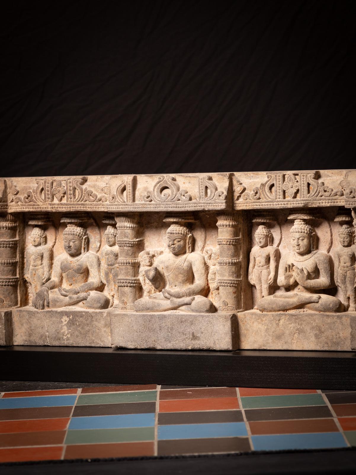 Rare panneau en grès du XIVe siècle avec cinq statues de Bouddha de l'Inde en vente 3