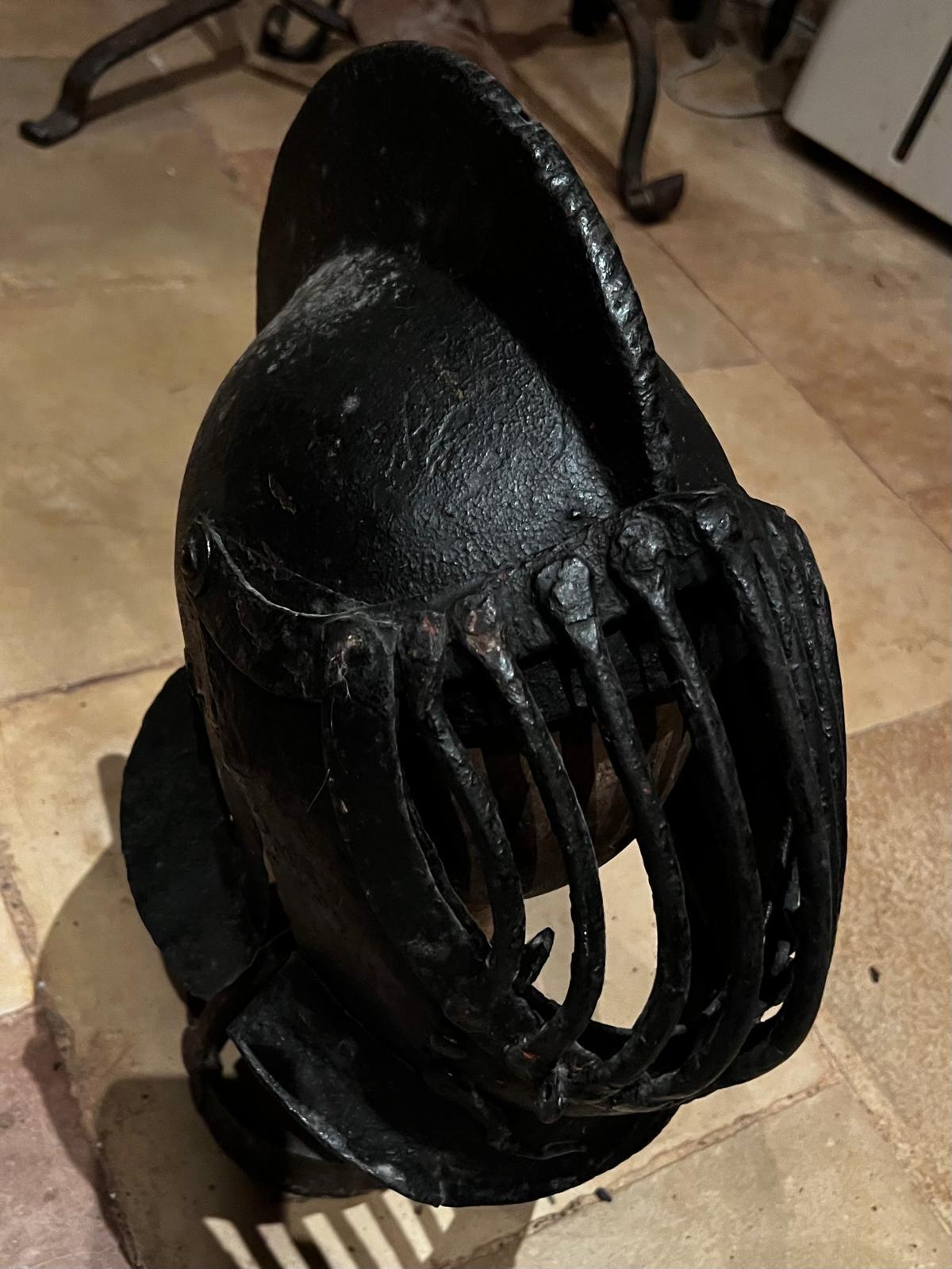 Casque de tournoi gothique italien (Pise) du XVe siècle, exceptionnellement rare et évocateur, entièrement forgé en fer forgé, pesant 2,9 kg et  présenté avec son présentoir d'époque, aucune restauration ou remplacement n'a été effectué. Cette pièce