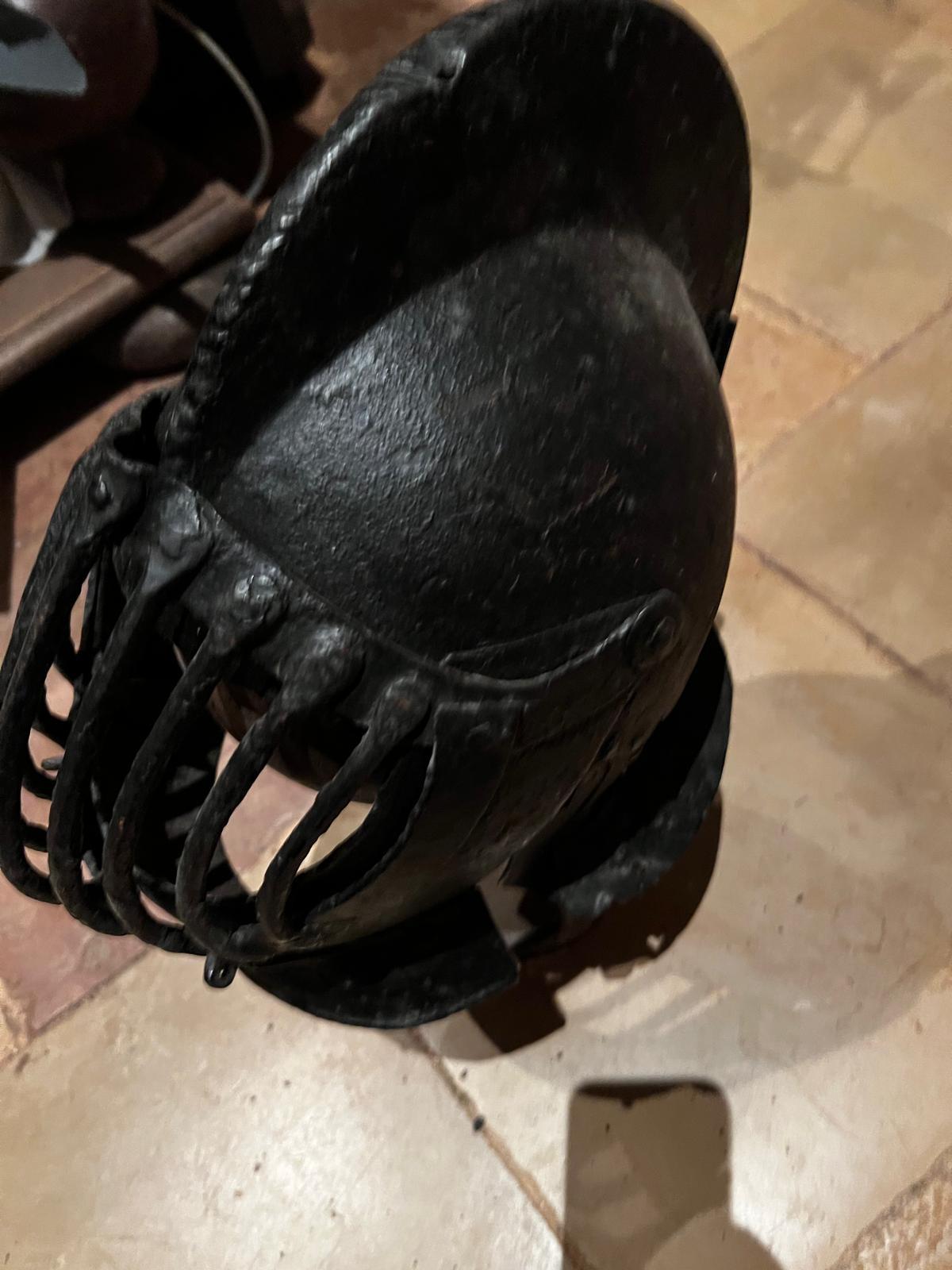 Fait main Rare casque de tournoi italien de la Renaissance du XVe siècle avec support d'origine en vente