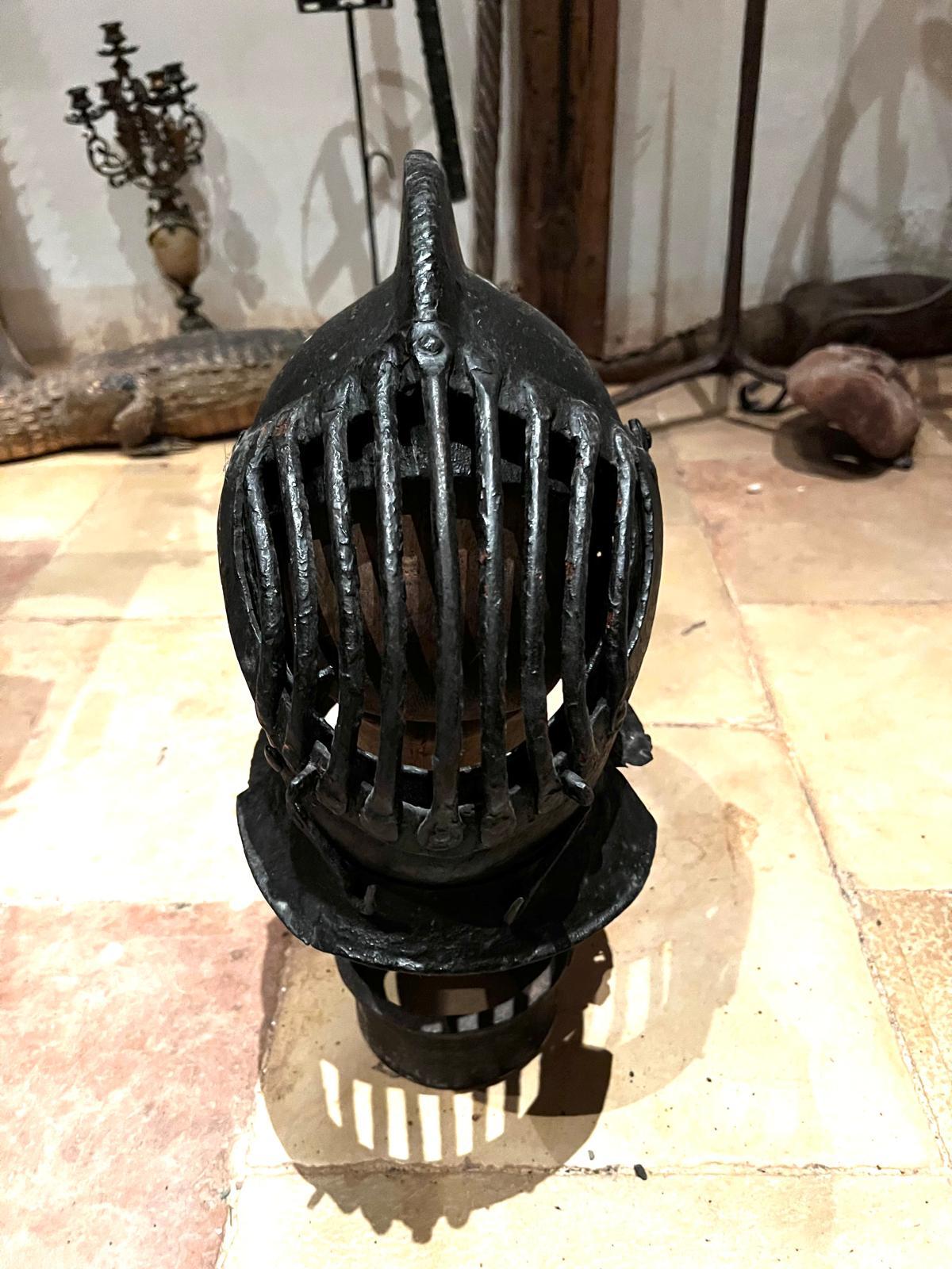XVIIIe siècle et antérieur Rare casque de tournoi italien de la Renaissance du XVe siècle avec support d'origine en vente