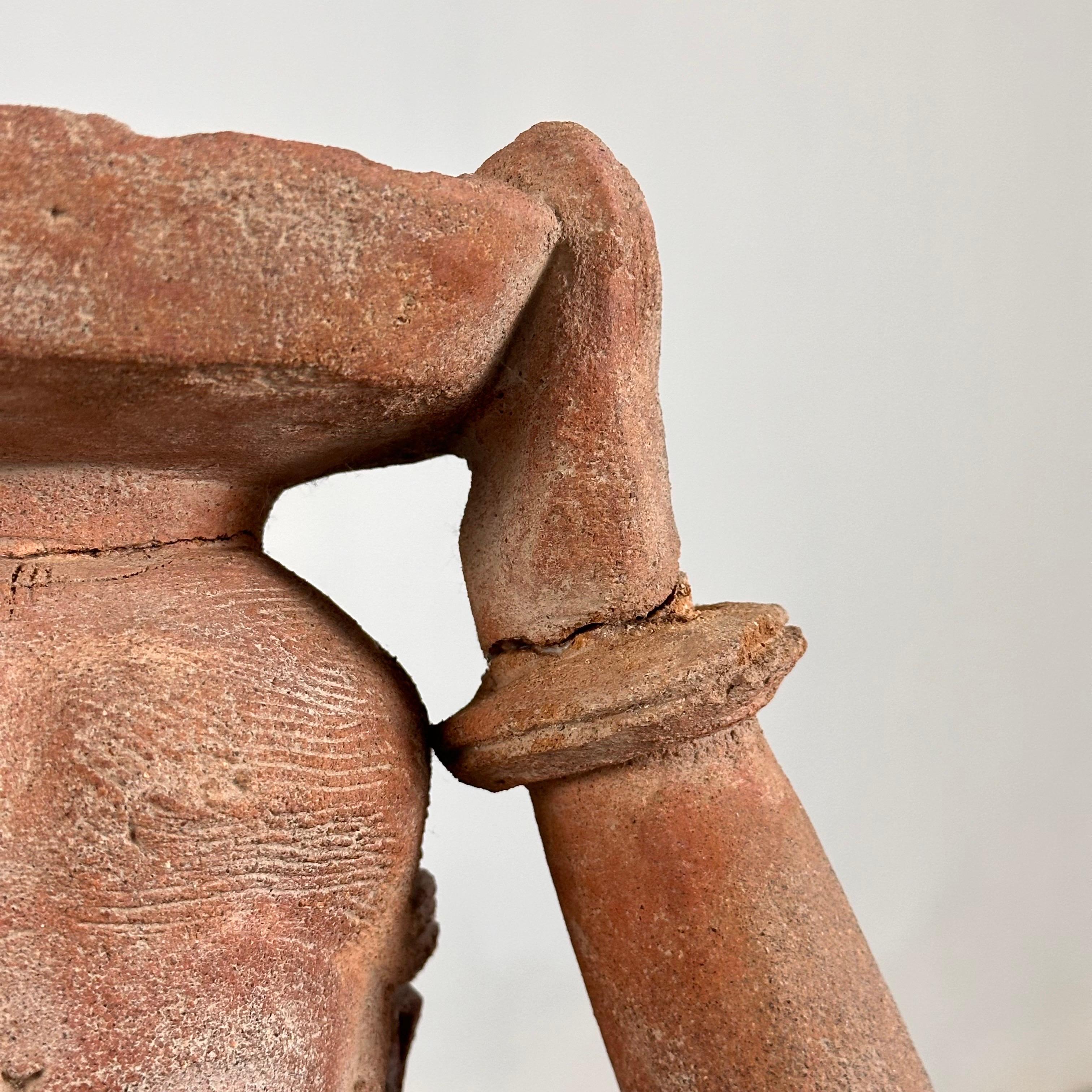 Rare figurine de majordome Majapahit en terre cuite du 15e siècle en vente 3