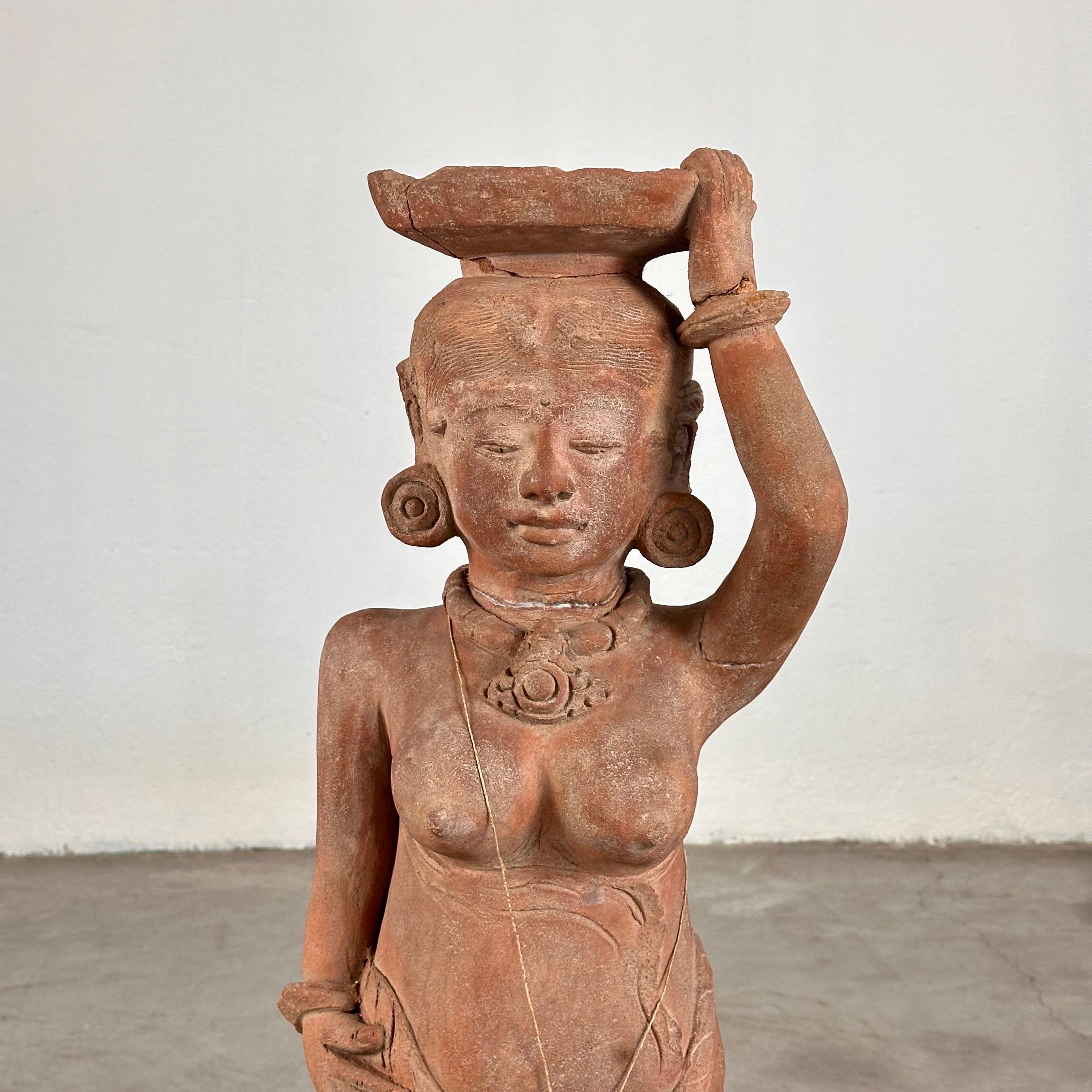 Rare 15th Century Majapahit Terracotta Handmaiden Figure In Good Condition For Sale In Brescia , Brescia