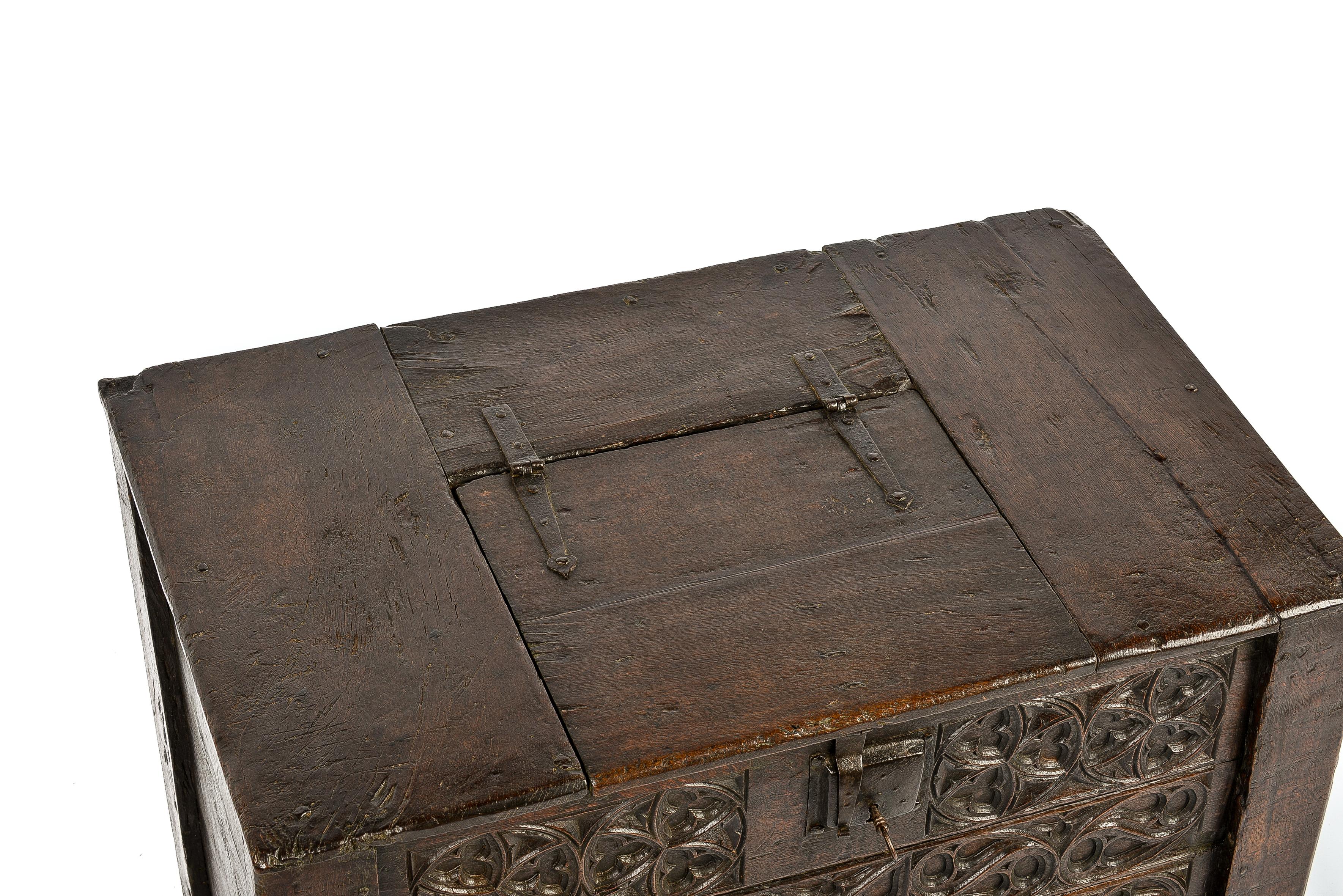 Rare coffre ou coffre gothique néerlandais médiéval en chêne massif du 15ème siècle en vente 1