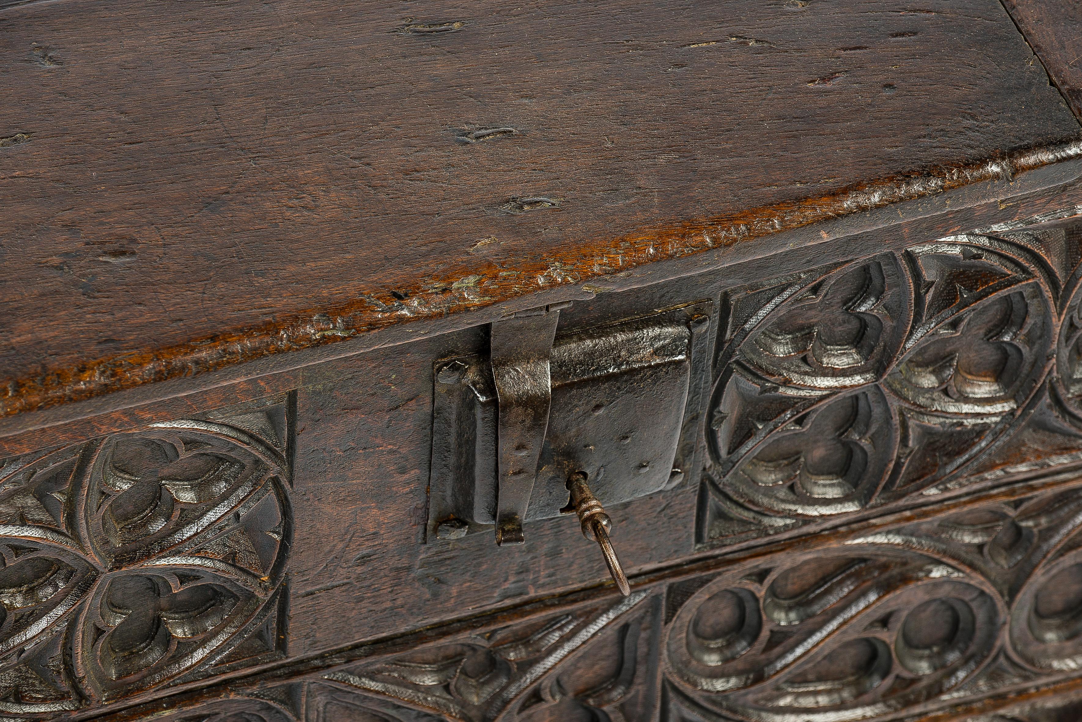 Rare coffre ou coffre gothique néerlandais médiéval en chêne massif du 15ème siècle en vente 3