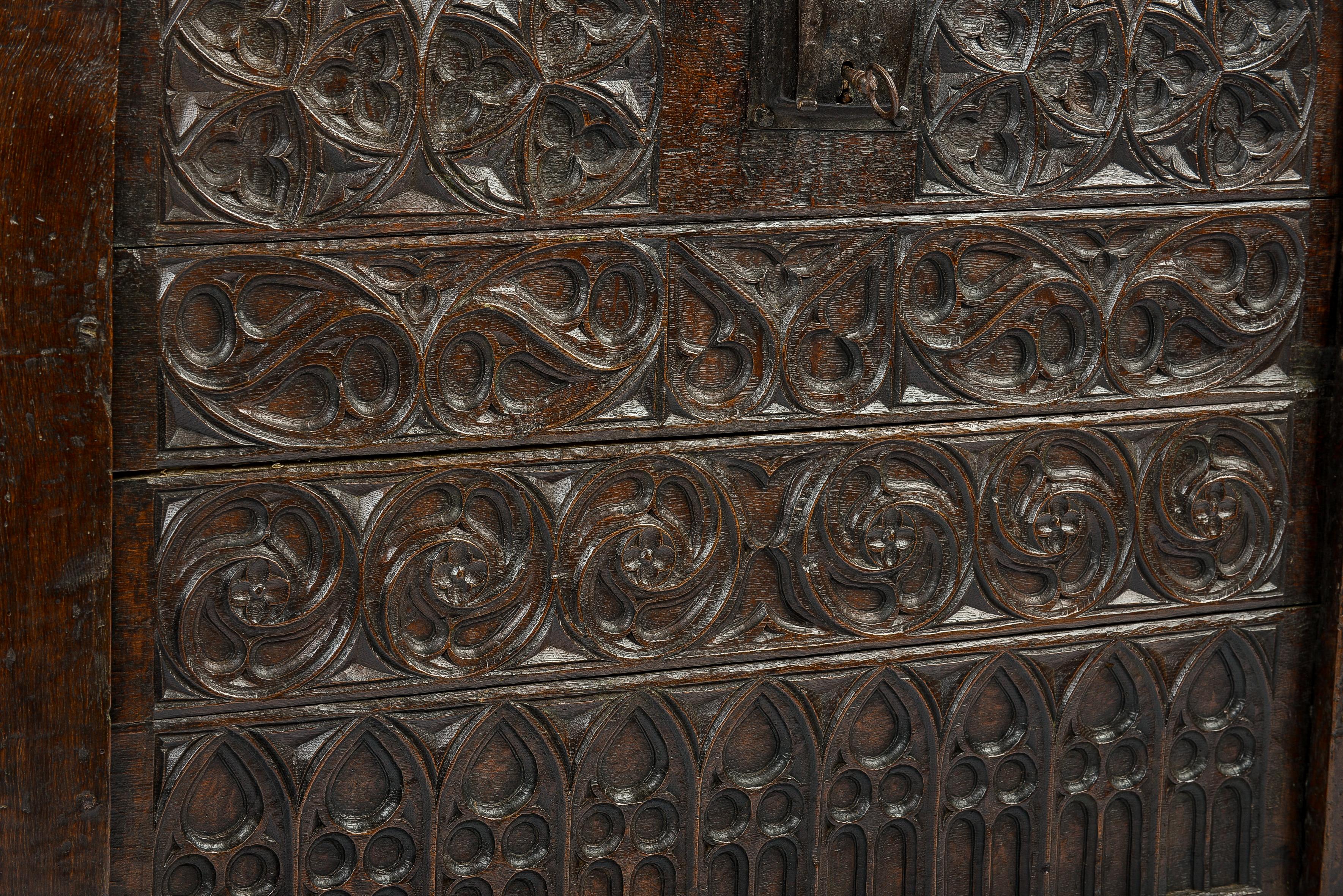 Gothique Rare coffre ou coffre gothique néerlandais médiéval en chêne massif du 15ème siècle en vente