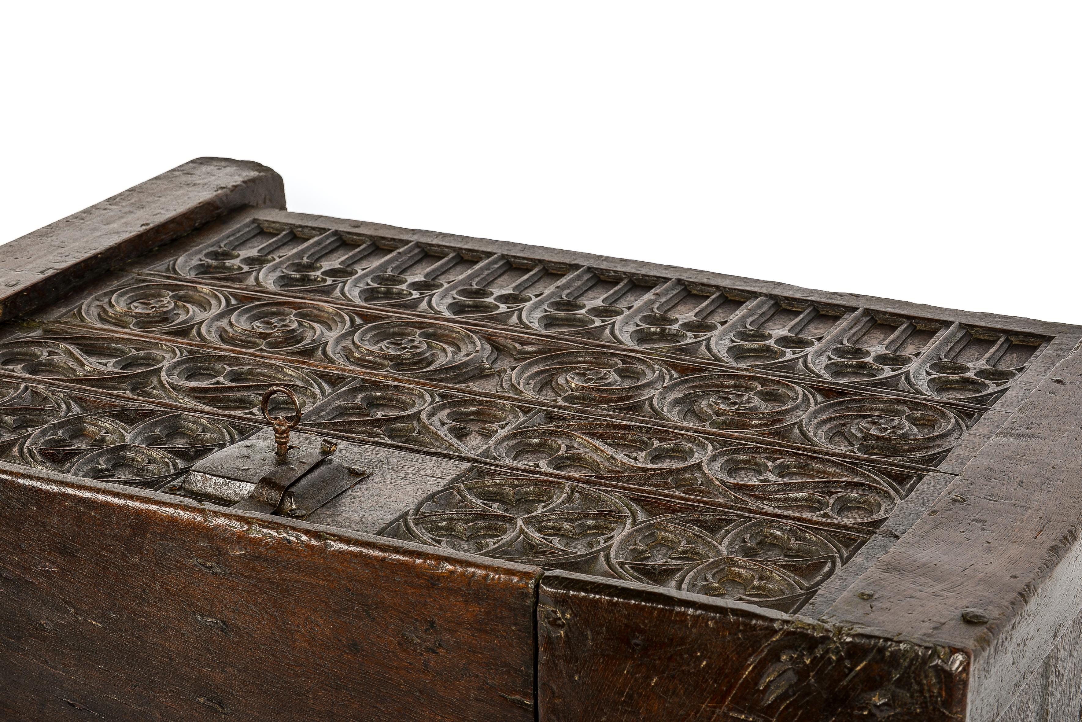 Néerlandais Rare coffre ou coffre gothique néerlandais médiéval en chêne massif du 15ème siècle en vente