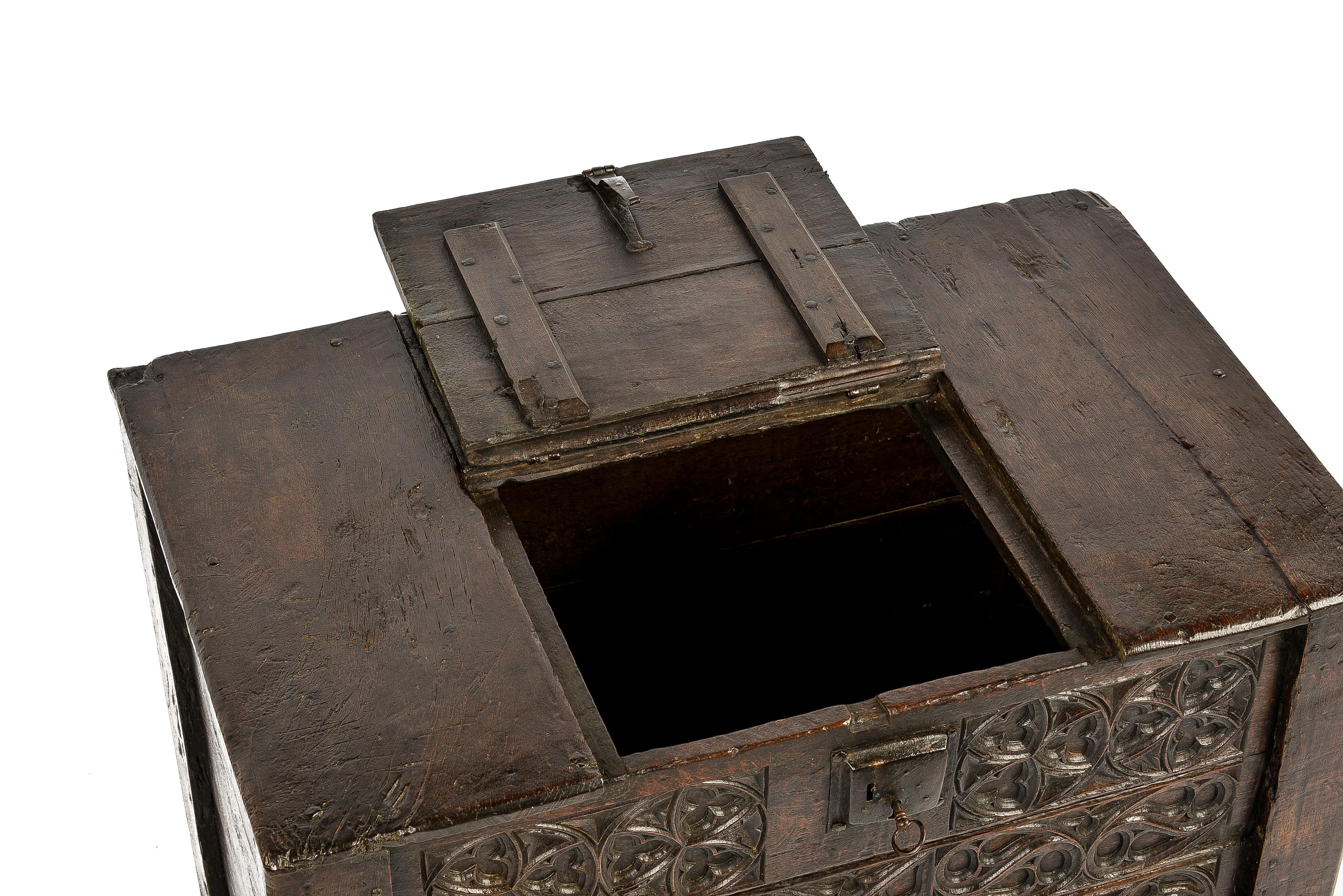 Fer forgé Rare coffre ou coffre gothique néerlandais médiéval en chêne massif du 15ème siècle en vente