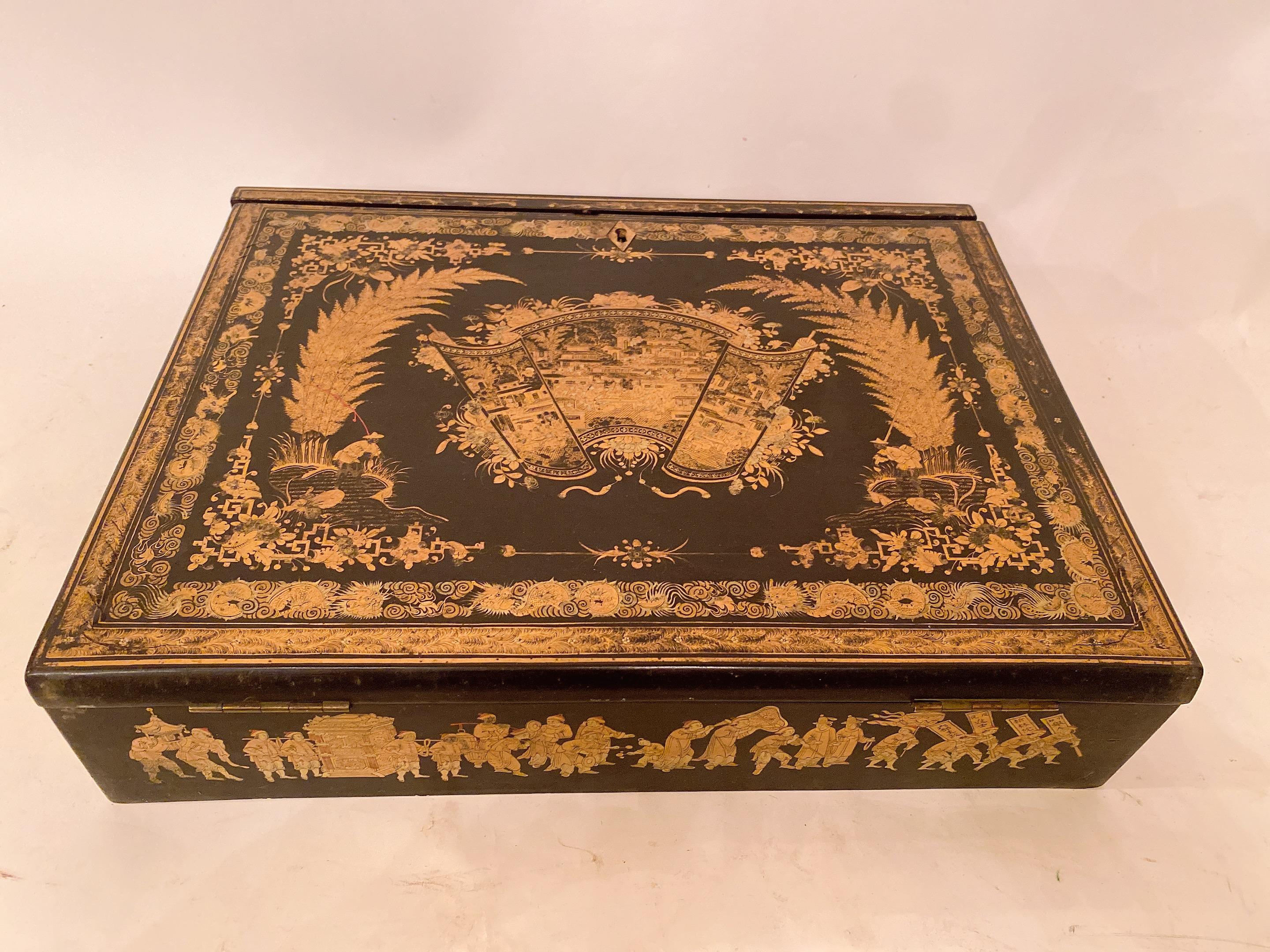 Rare boîte à écrire chinoise en laque noire dorée du début du 19e siècle en vente 5