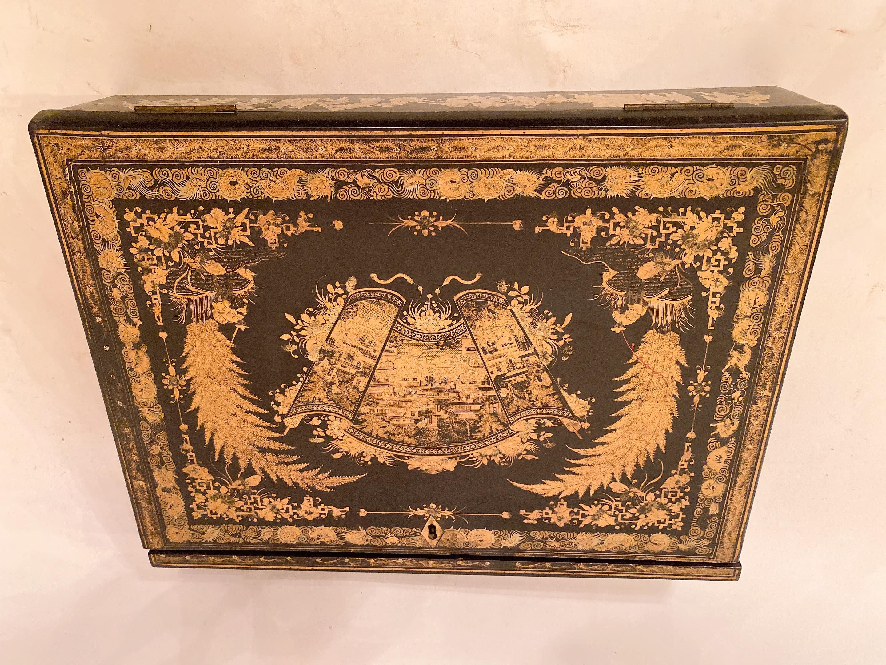 Rare boîte à écrire chinoise en laque noire dorée du début du 19e siècle en vente 6