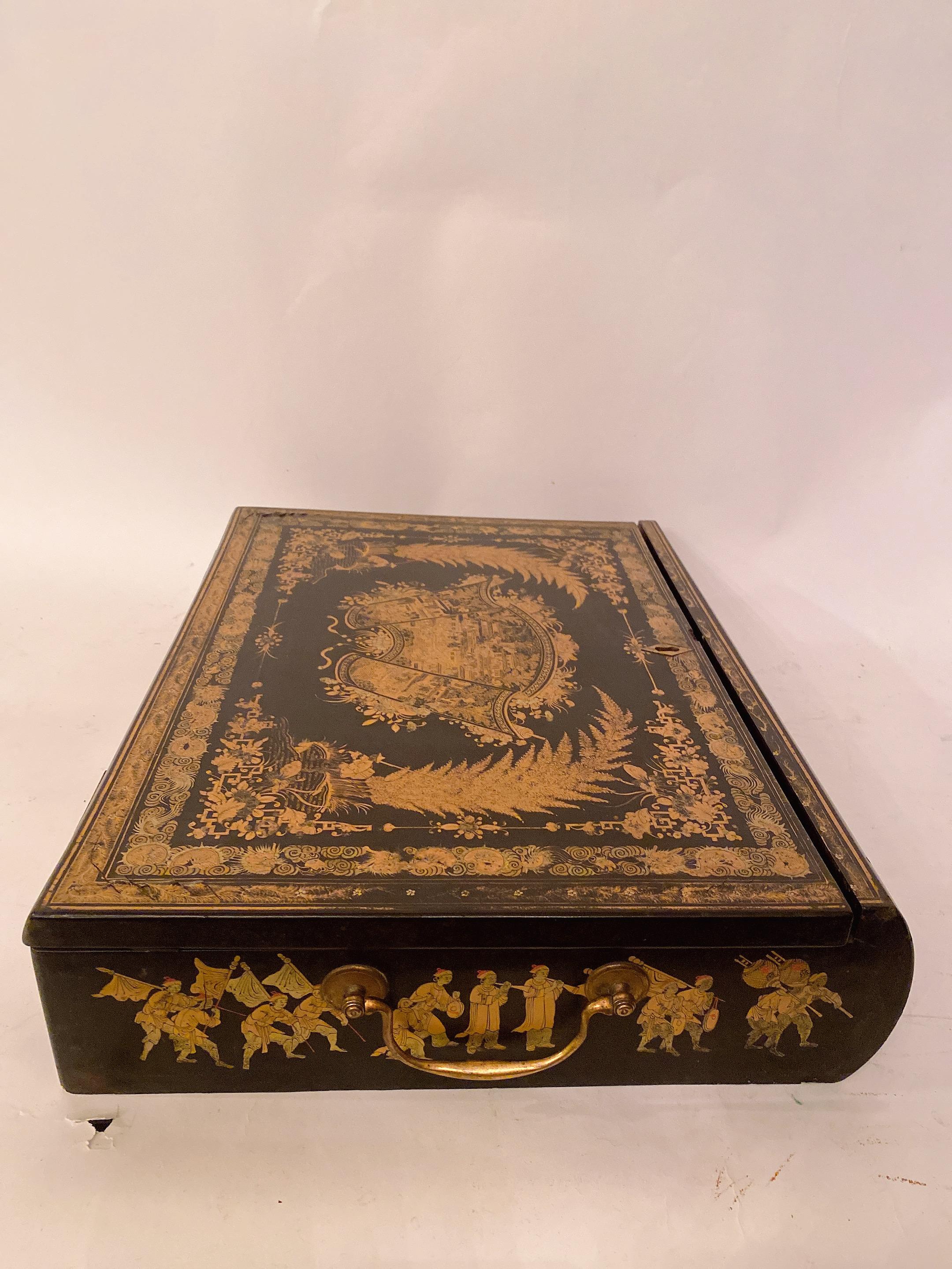 Rare boîte à écrire chinoise en laque noire dorée du début du 19e siècle en vente 7