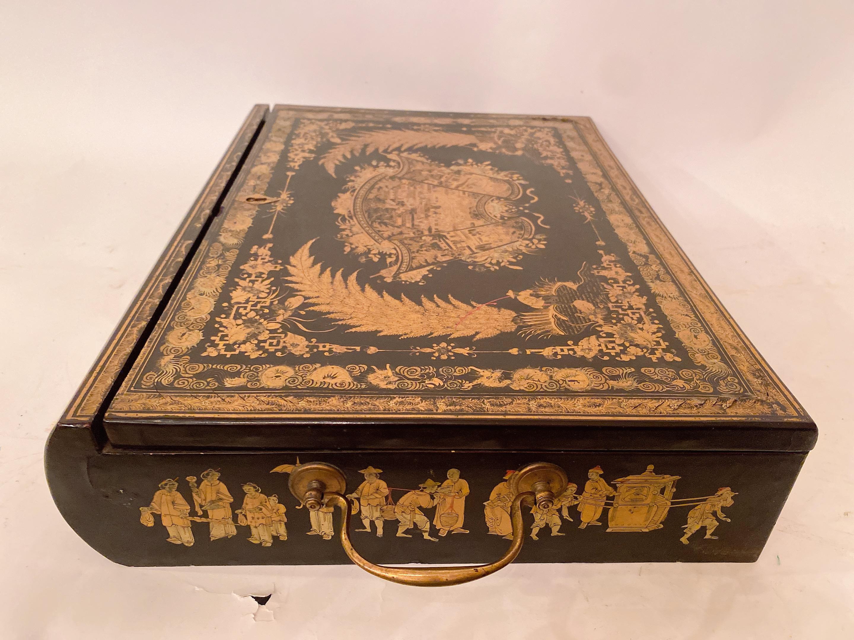 Rare boîte à écrire chinoise en laque noire dorée du début du 19e siècle en vente 8