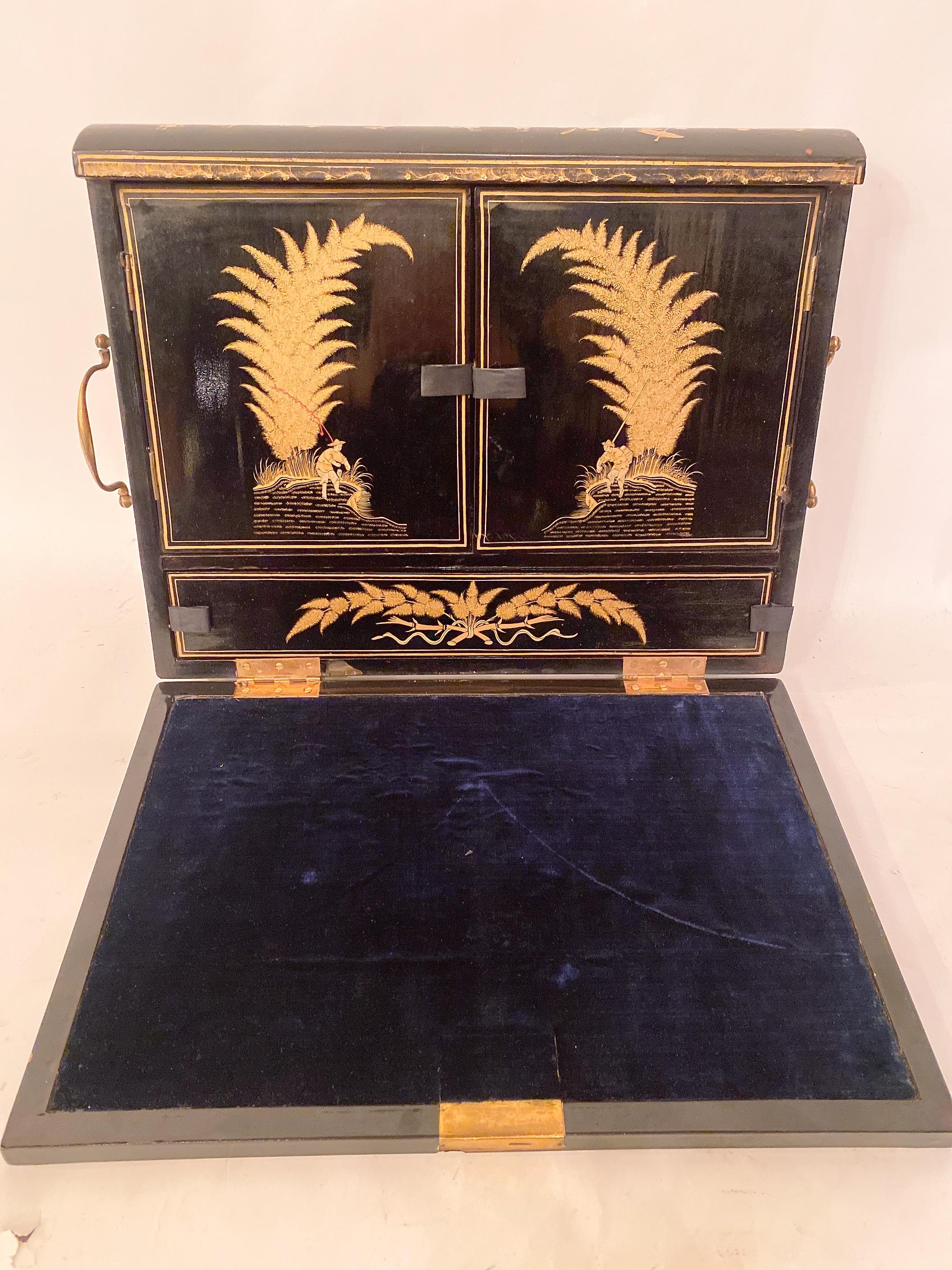 Rare boîte à écrire chinoise en laque noire dorée du début du 19e siècle en vente 10