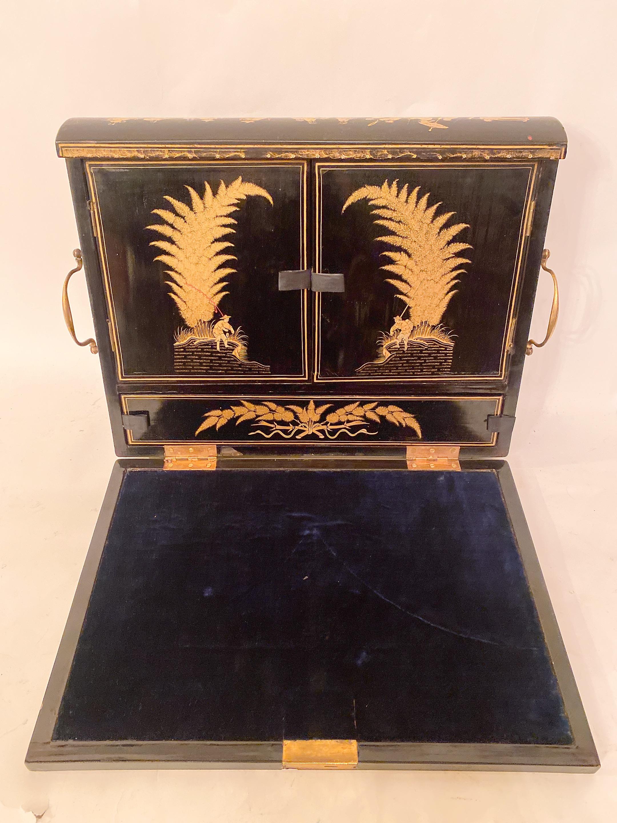 Rare boîte à écrire chinoise en laque noire dorée du début du 19e siècle en vente 11