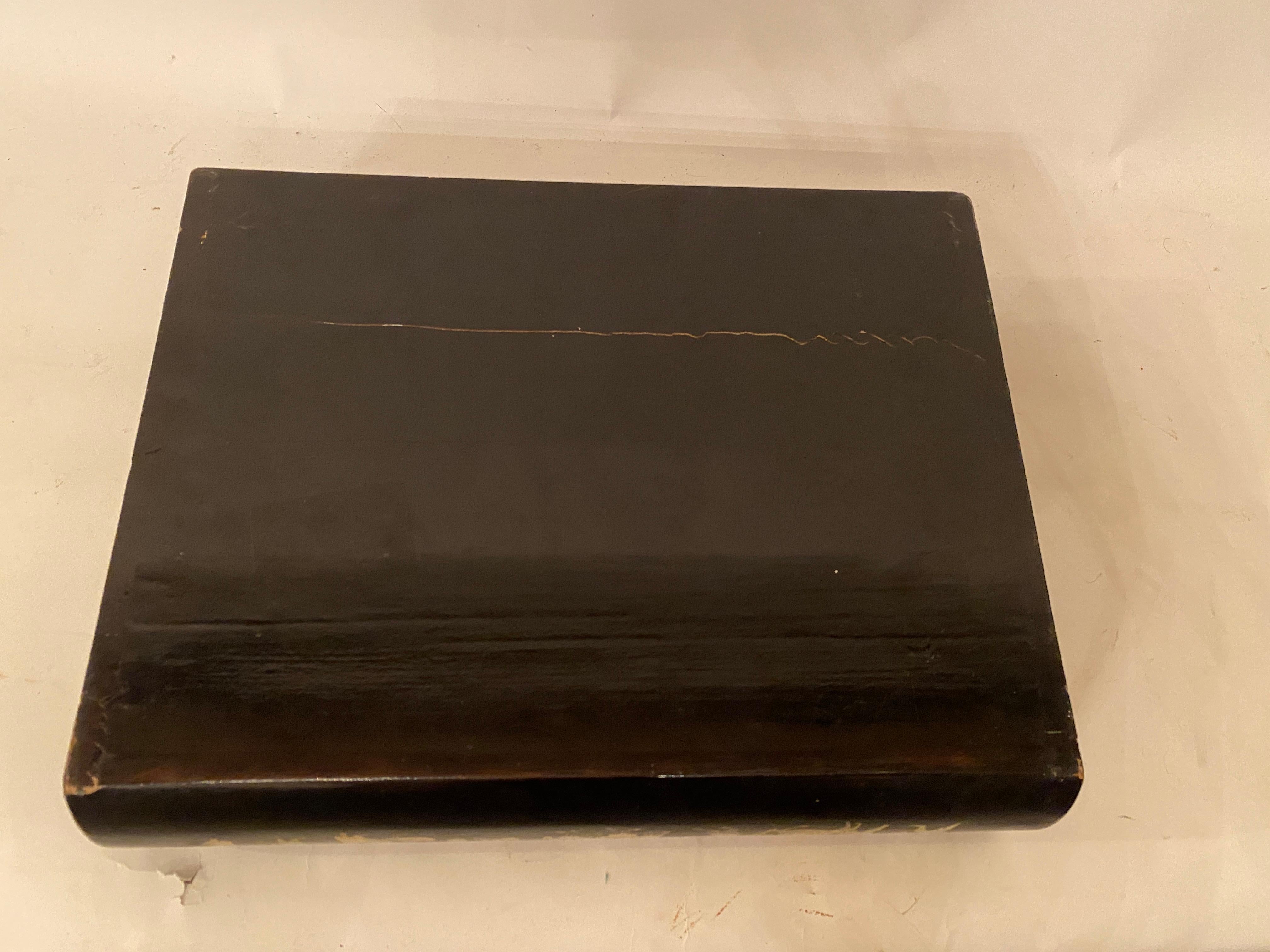 Rare boîte à écrire chinoise en laque noire dorée du début du 19e siècle en vente 12