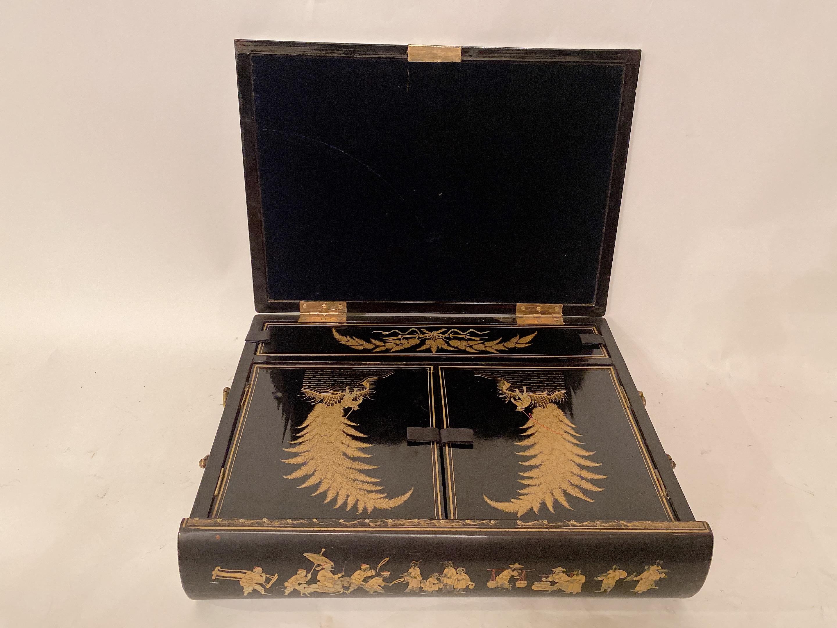 Qing Rare boîte à écrire chinoise en laque noire dorée du début du 19e siècle en vente