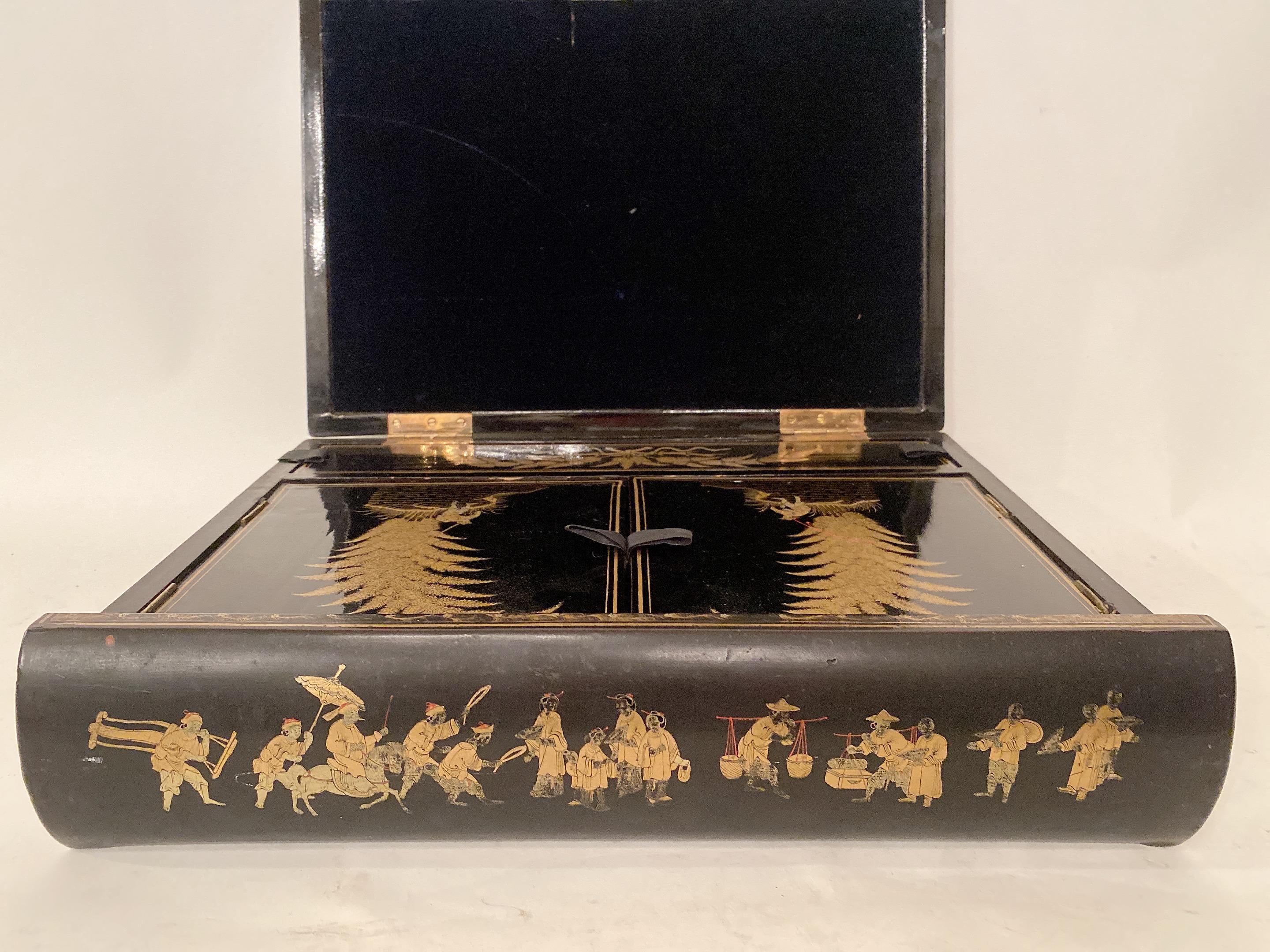 Chinois Rare boîte à écrire chinoise en laque noire dorée du début du 19e siècle en vente