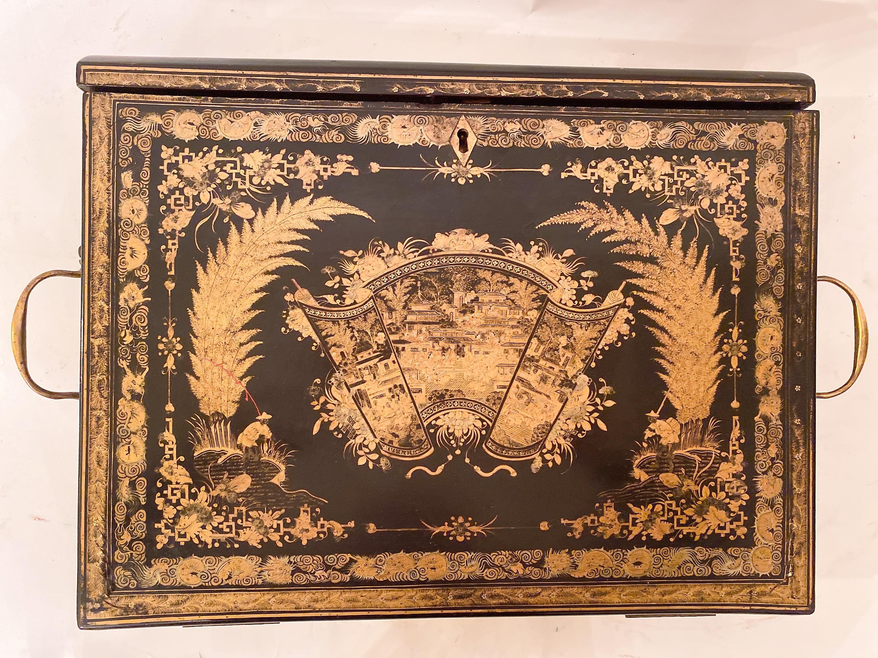 Laqué Rare boîte à écrire chinoise en laque noire dorée du début du 19e siècle en vente