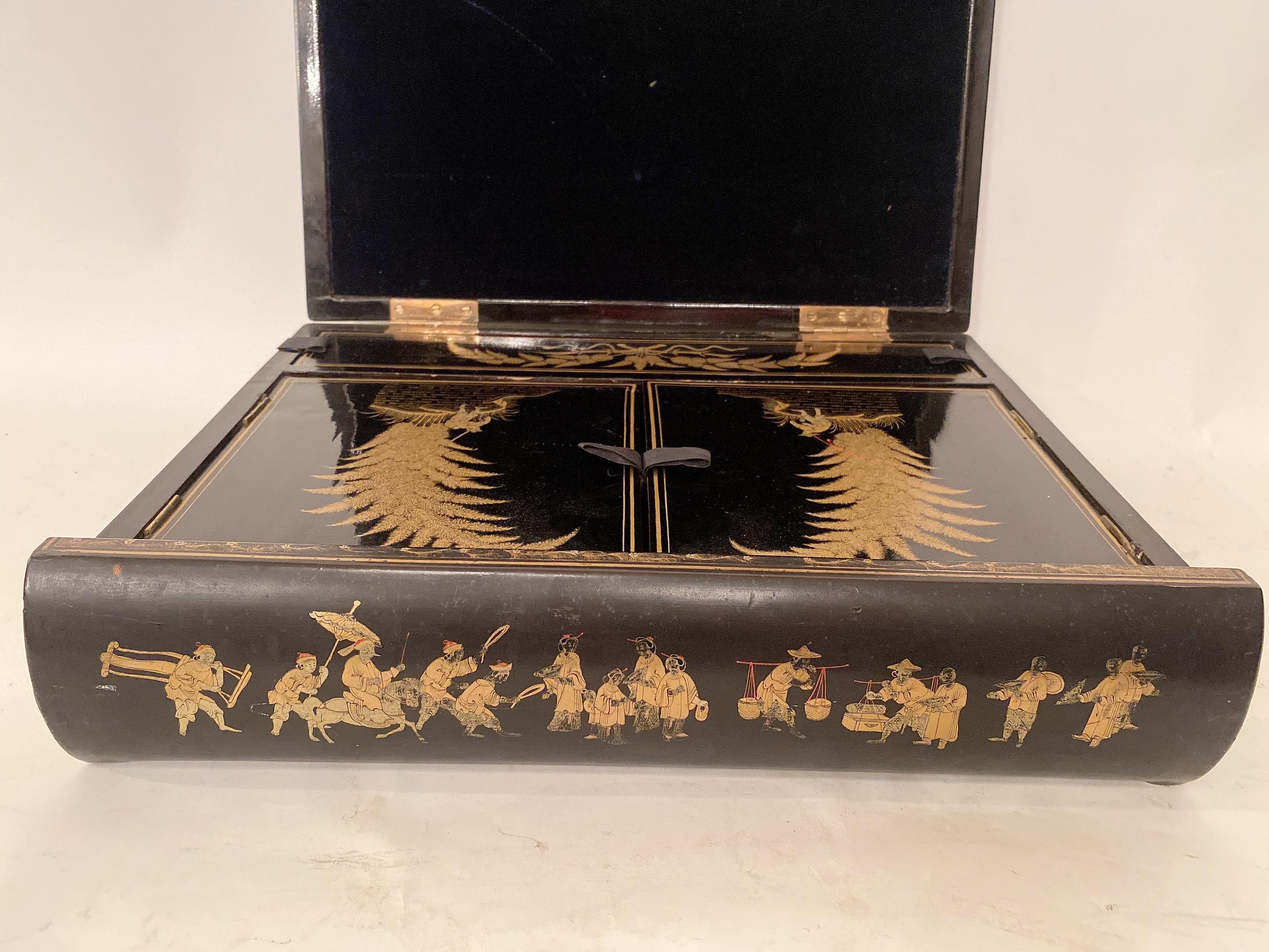 XIXe siècle Rare boîte à écrire chinoise en laque noire dorée du début du 19e siècle en vente