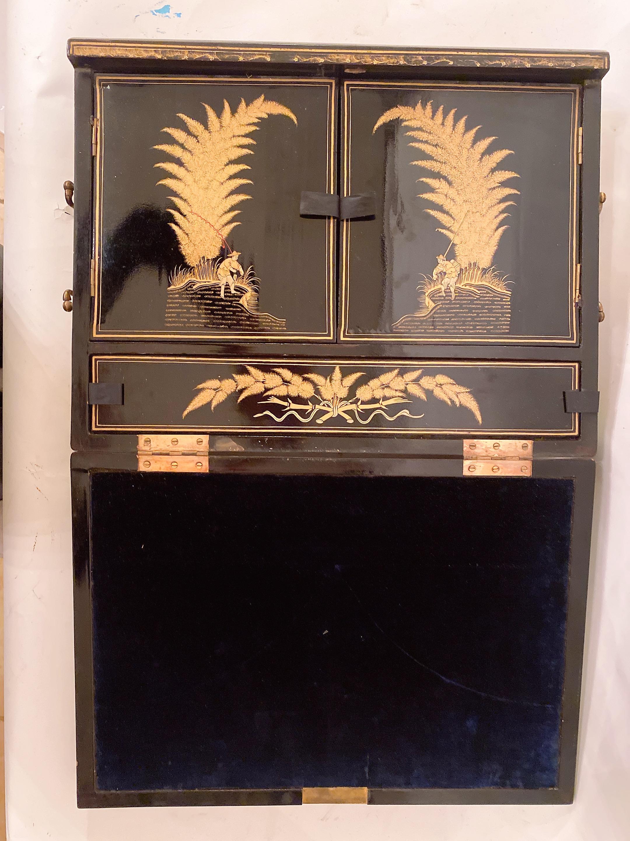 Laque Rare boîte à écrire chinoise en laque noire dorée du début du 19e siècle en vente