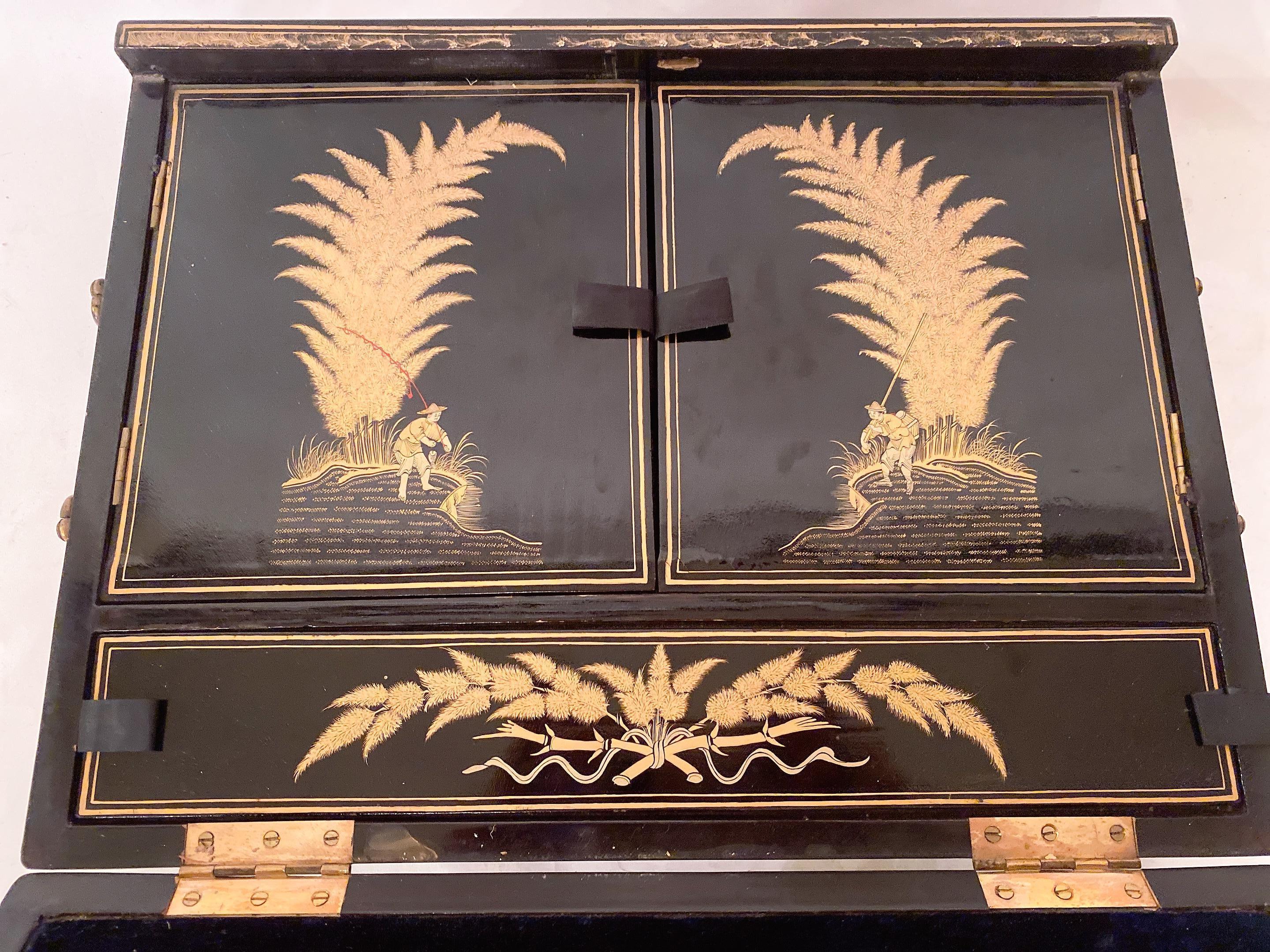 Rare boîte à écrire chinoise en laque noire dorée du début du 19e siècle en vente 1
