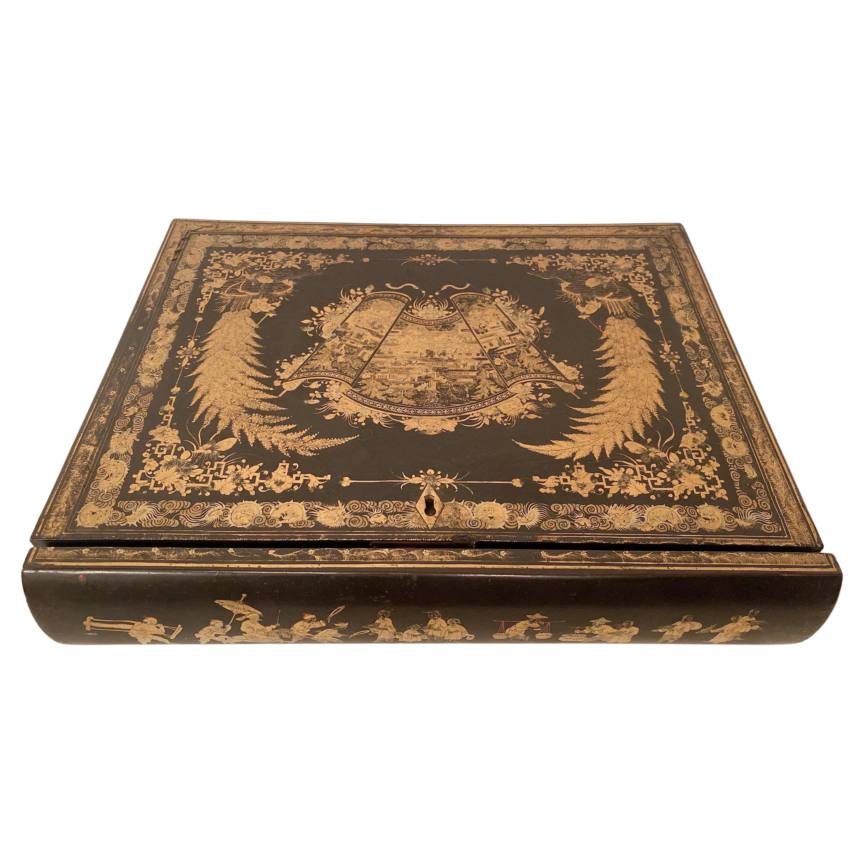 Rare boîte à écrire chinoise en laque noire dorée du début du 19e siècle en vente
