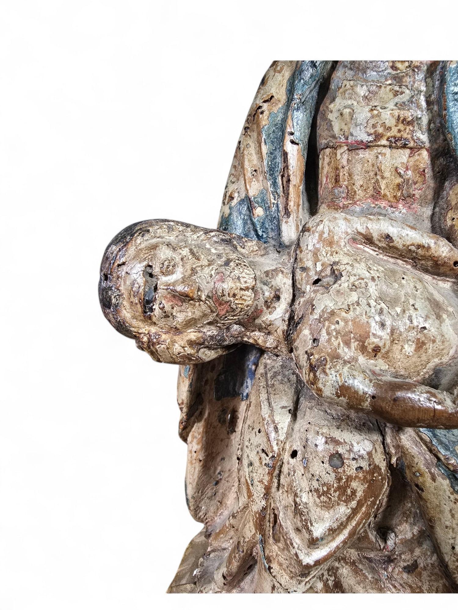 Rare sculpture de Pietà en bois polychrome française du XVIe siècle en vente 5