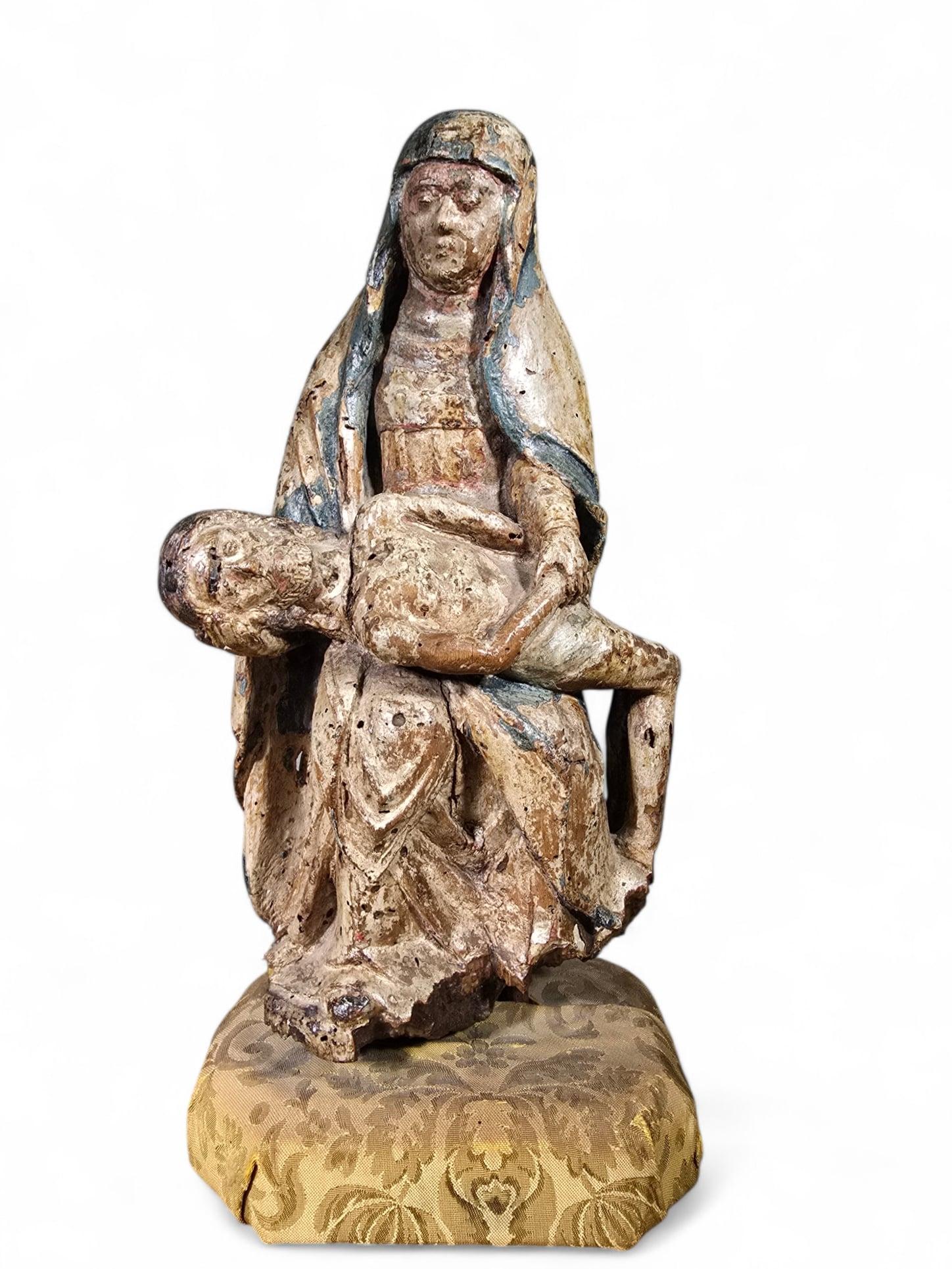 Rare sculpture de Pietà en bois polychrome française du XVIe siècle en vente 6