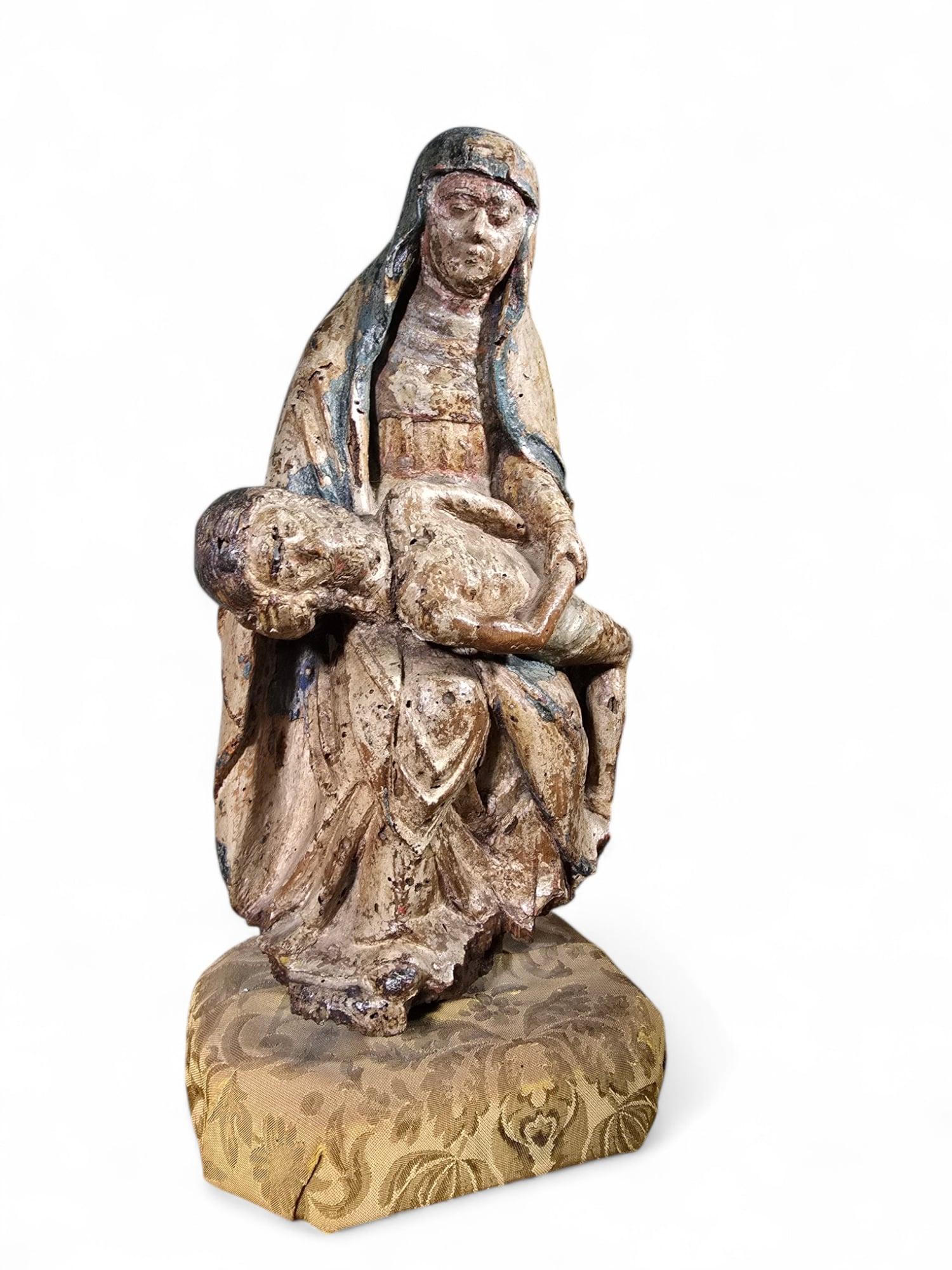 Cette rare et extraordinaire sculpture française du XVIe siècle représente l'emblématique Pietà et témoigne d'un savoir-faire exceptionnel et d'une grande profondeur émotionnelle. Finement sculptée dans le bois et ornée de vestiges de sa polychromie