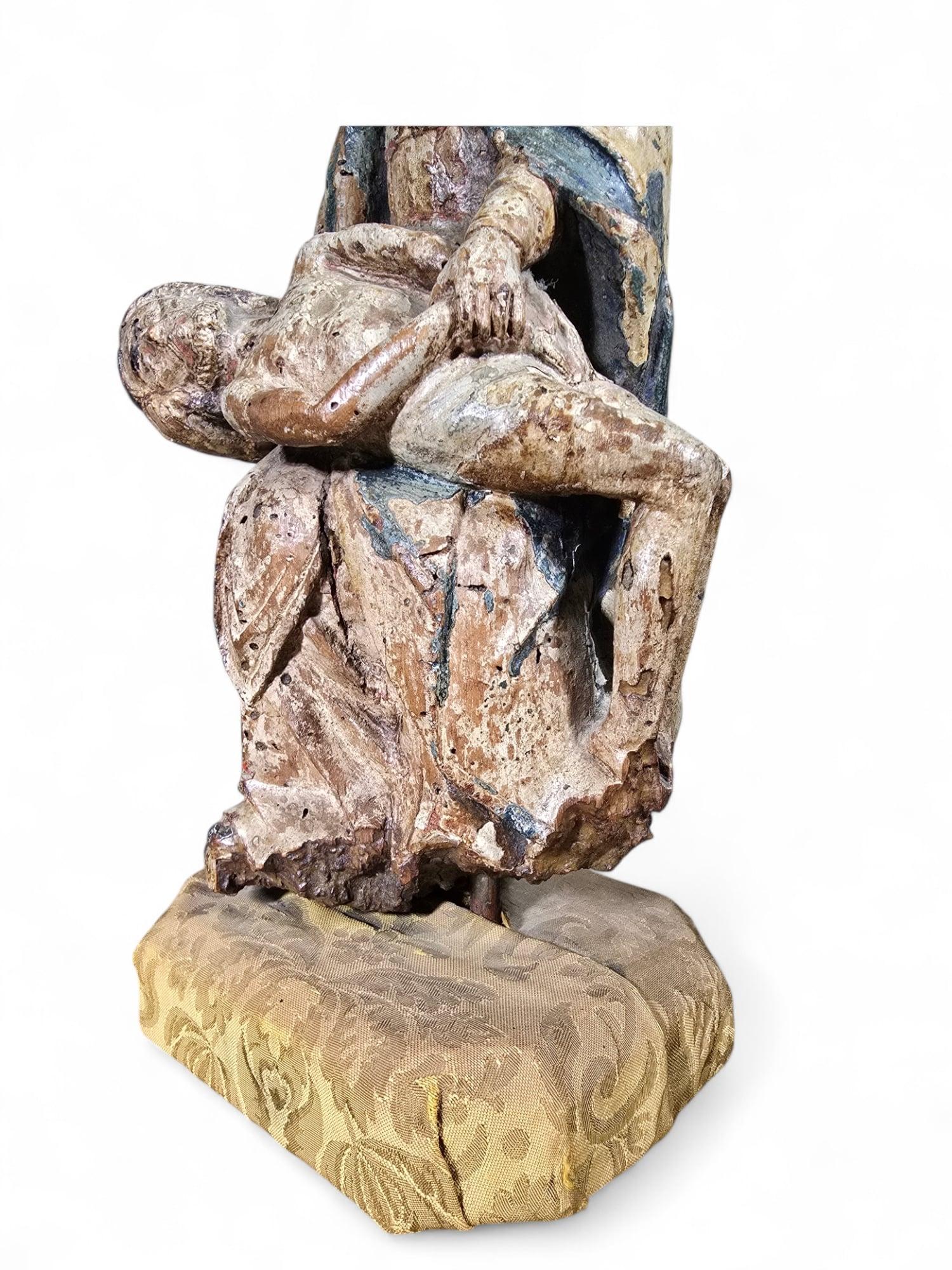 Rare sculpture de Pietà en bois polychrome française du XVIe siècle en vente 1