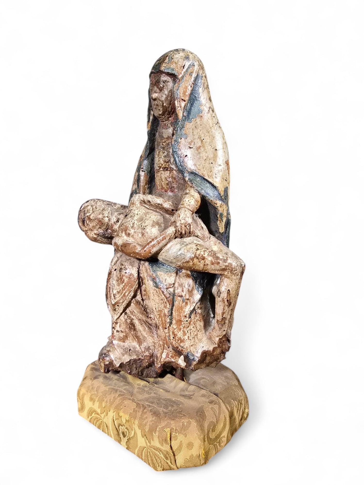 Rare sculpture de Pietà en bois polychrome française du XVIe siècle en vente 3