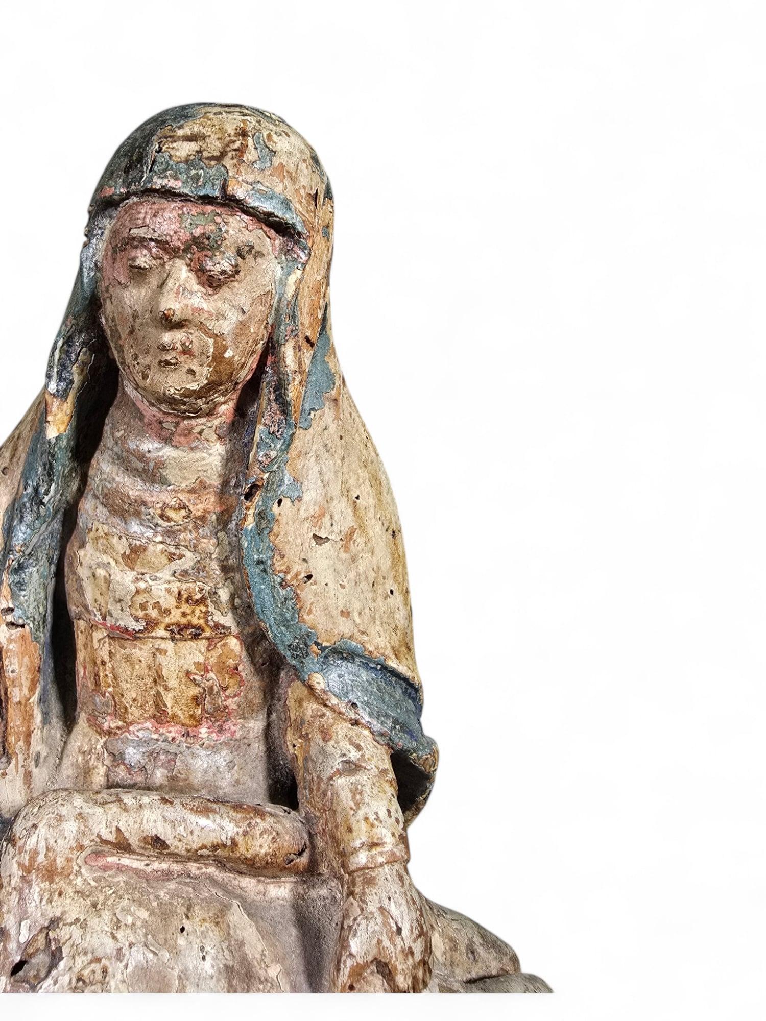 Rare sculpture de Pietà en bois polychrome française du XVIe siècle en vente 4