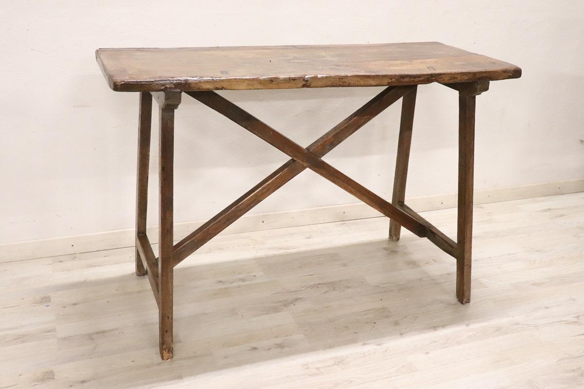 Importante table massive ancienne du XVIe siècle. Caractérisé par une ligne simple et rustique en bois de chêne massif pour les pieds et une seule planche de noyer pour le plateau. Ces tables étaient pauvres et simples car elles étaient généralement